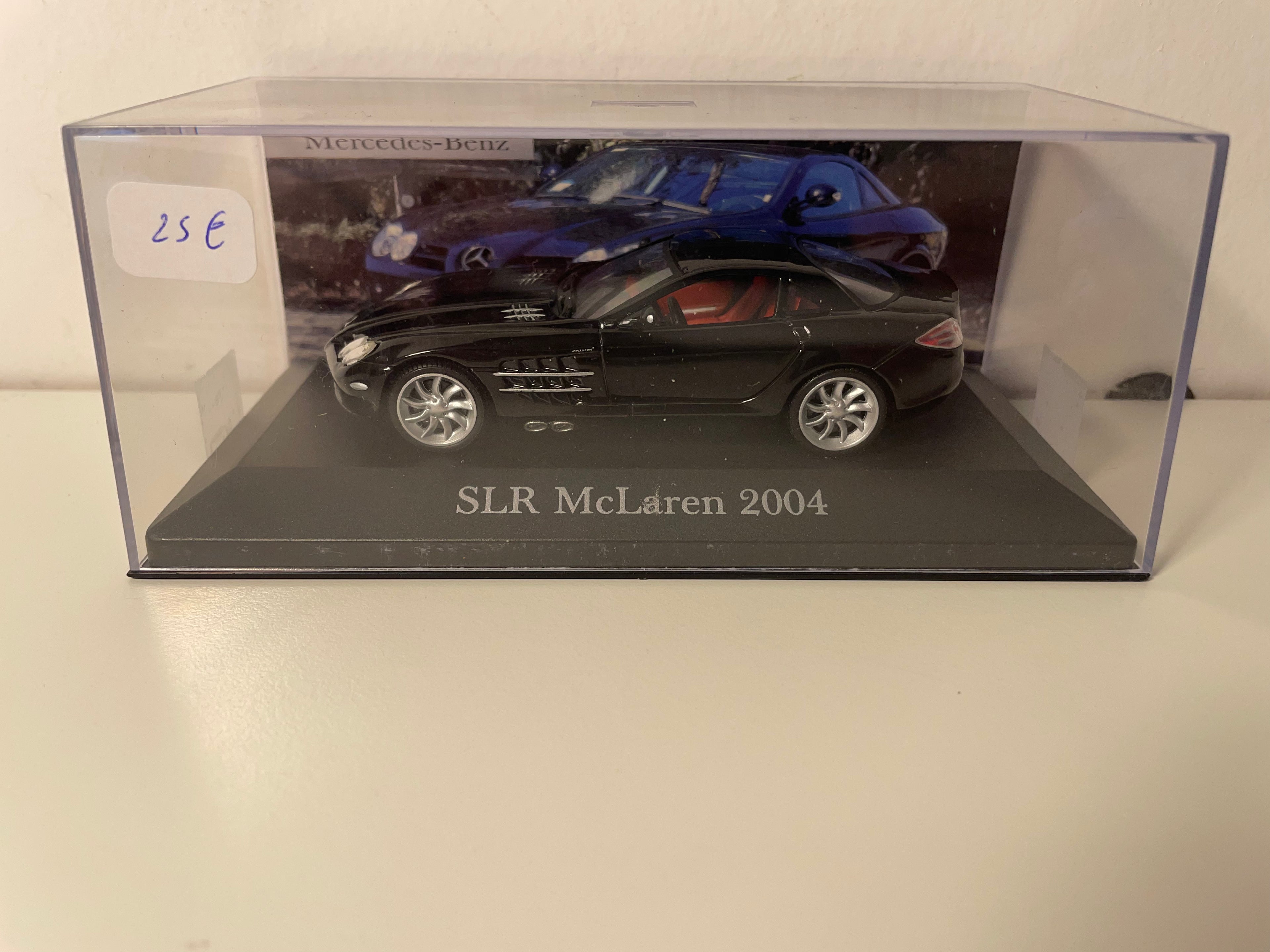 Czarny Mercedes SLR McLaren z 2004 roku