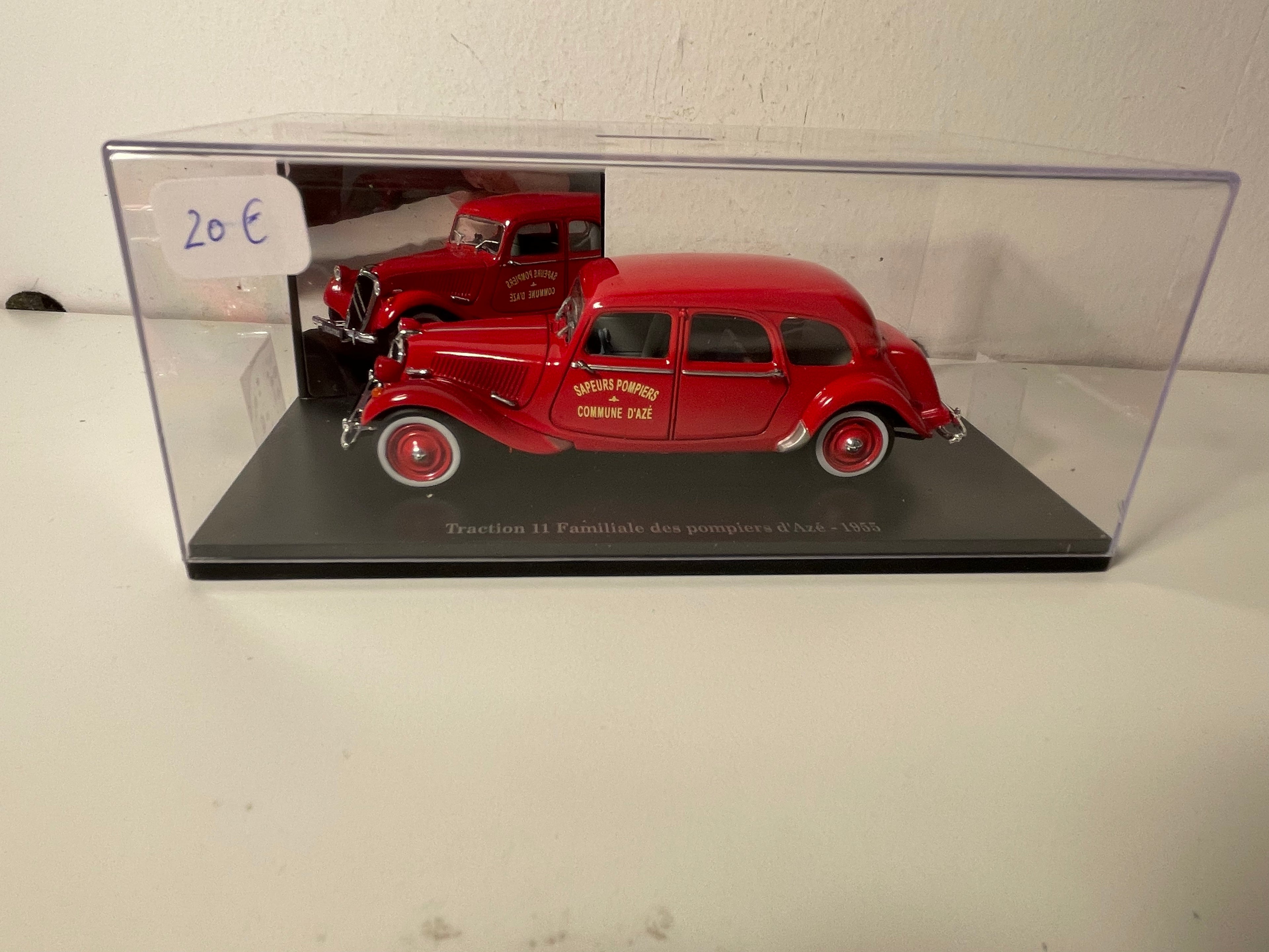1955 Rote Citroën Traction 11 Familiale - Azé Feuerwehr (Plexiglas-Box)