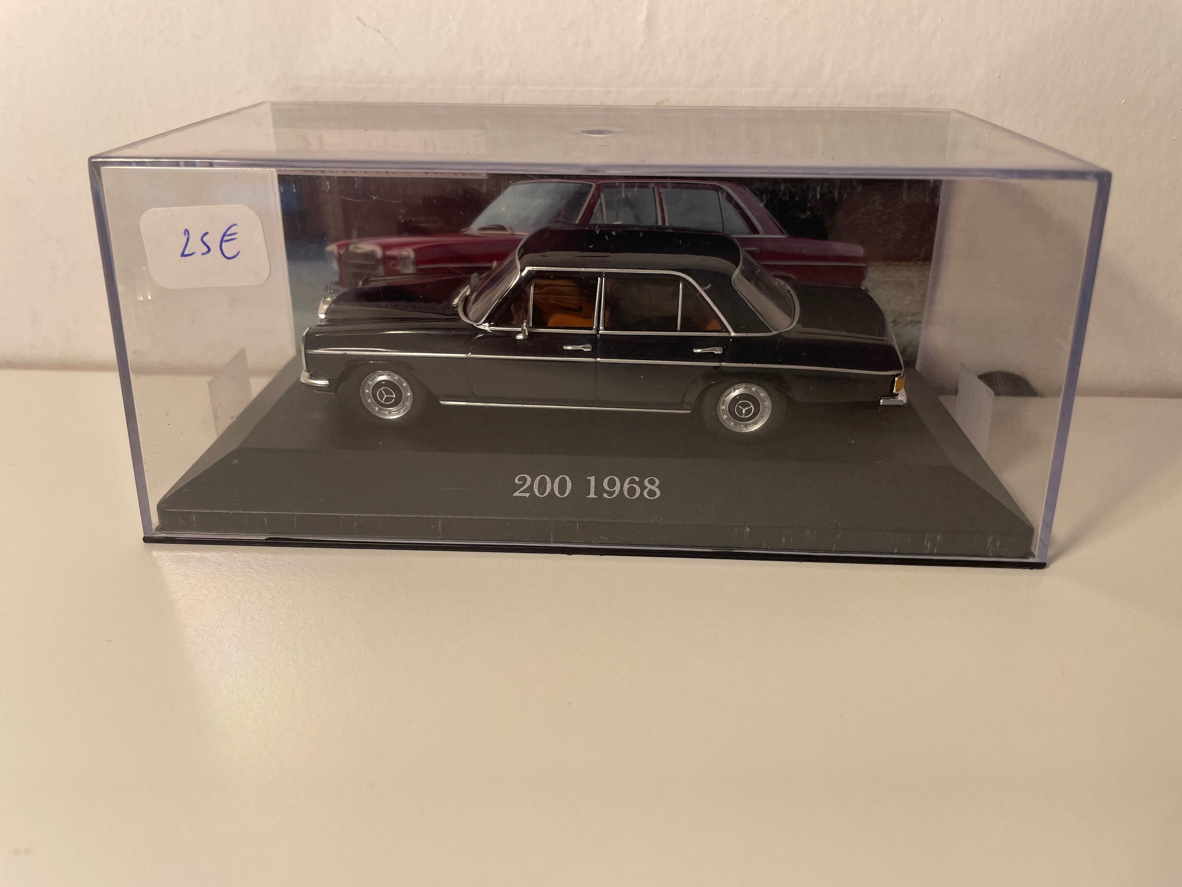 Czarny Mercedes 200 z 1968 roku
