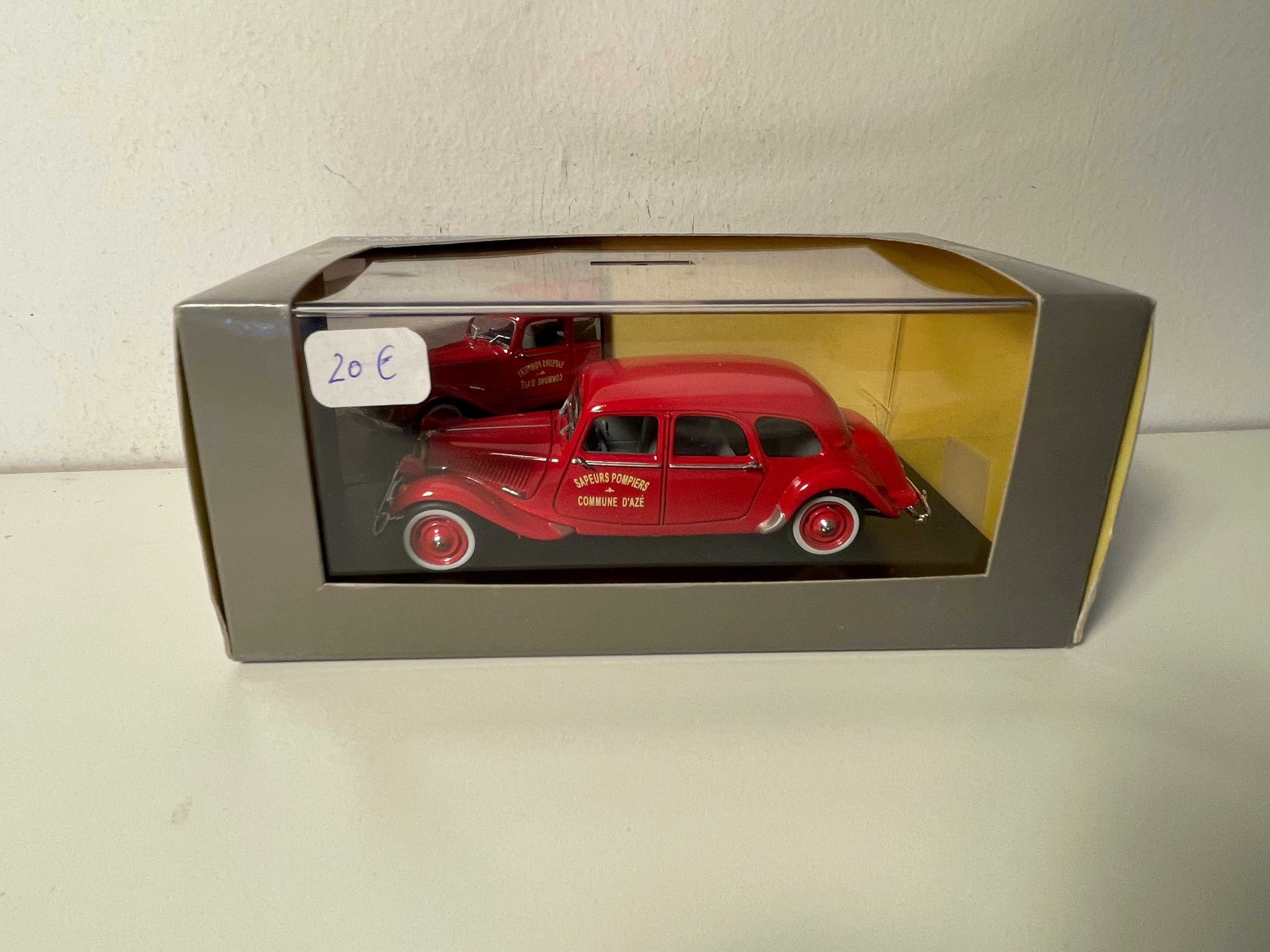 1955 Rote Citroën Traction 11 Familiale - Azé Feuerwehr (Plexiglas-Box)
