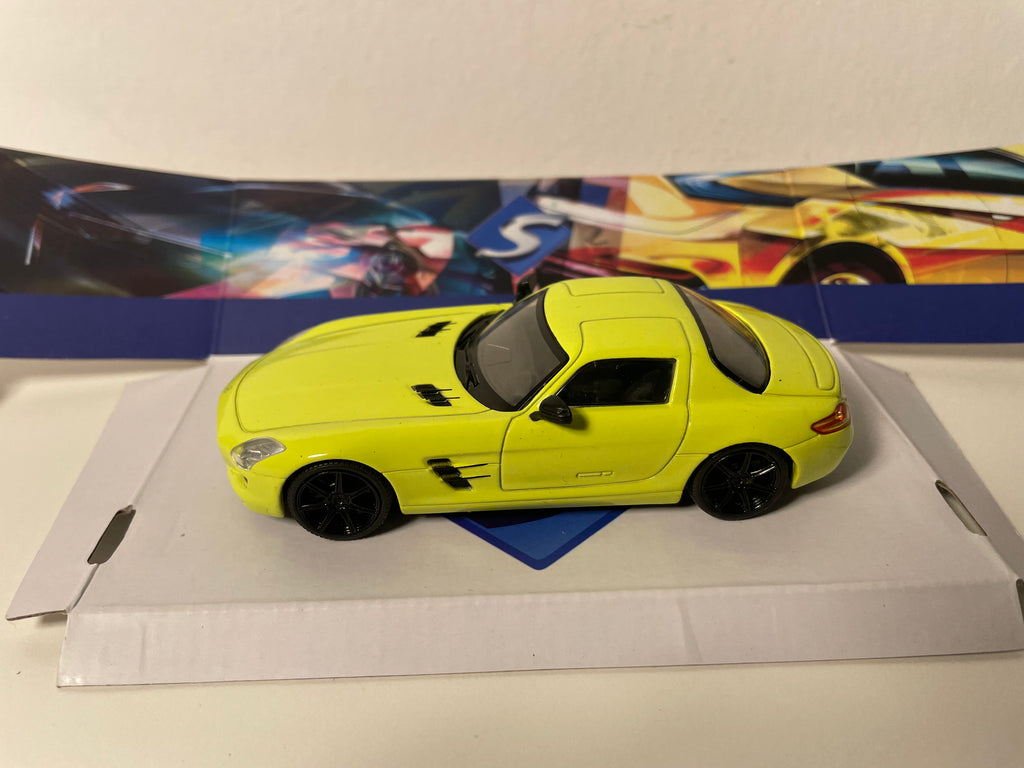 Mercedes-Benz SLS AMG żółty