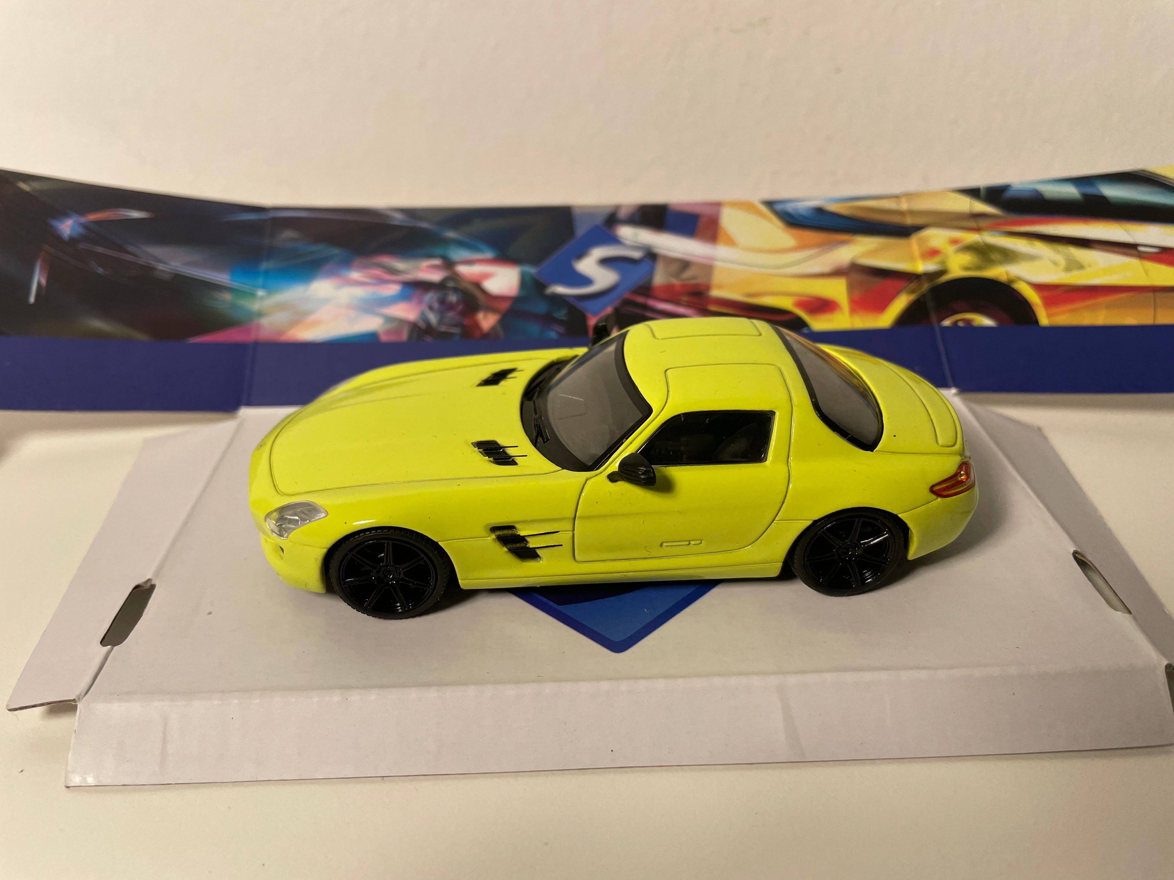 Mercedes-Benz SLS AMG żółty