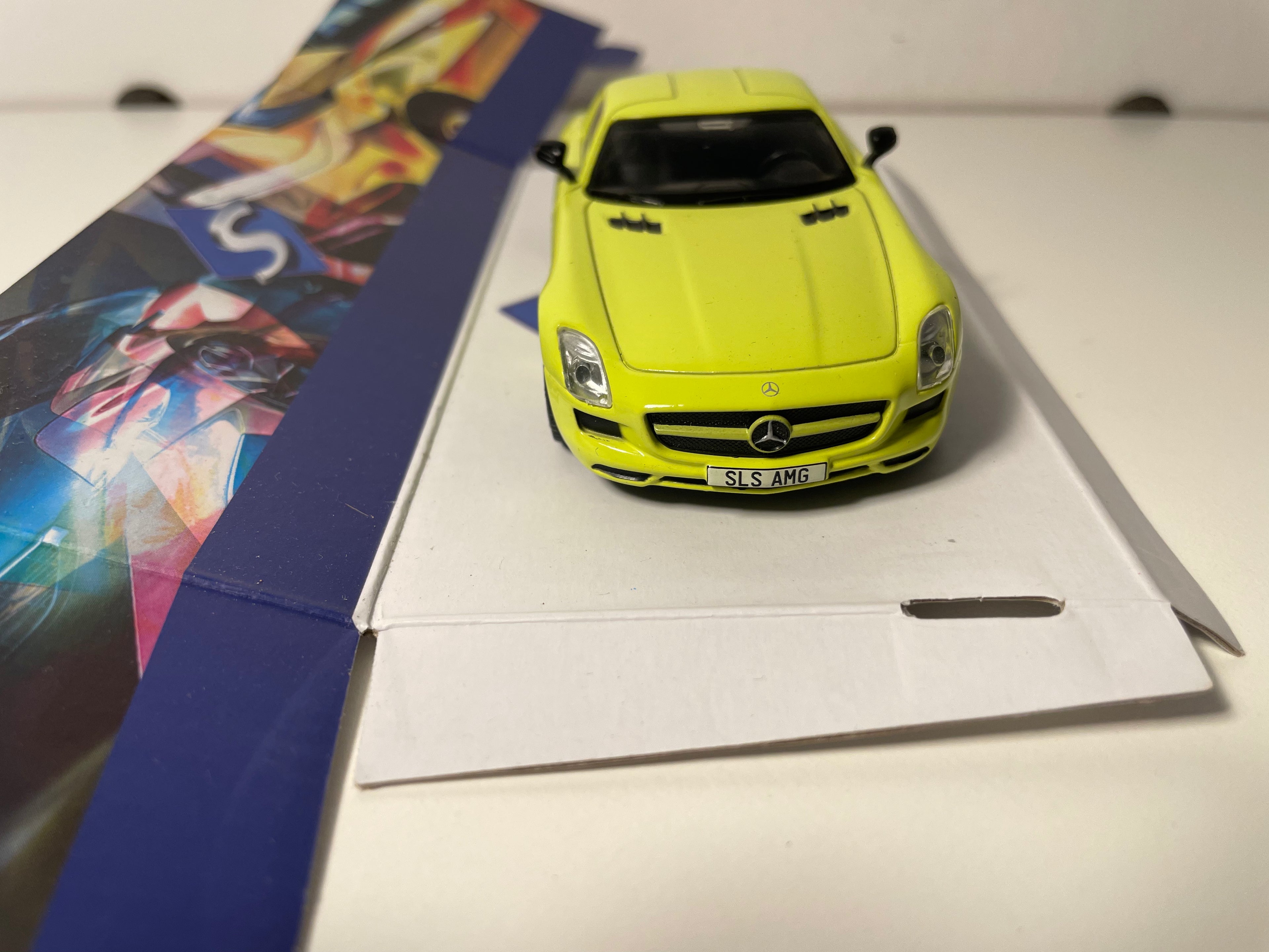 Mercedes-Benz SLS AMG żółty