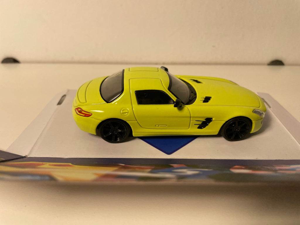 Mercedes-Benz SLS AMG żółty