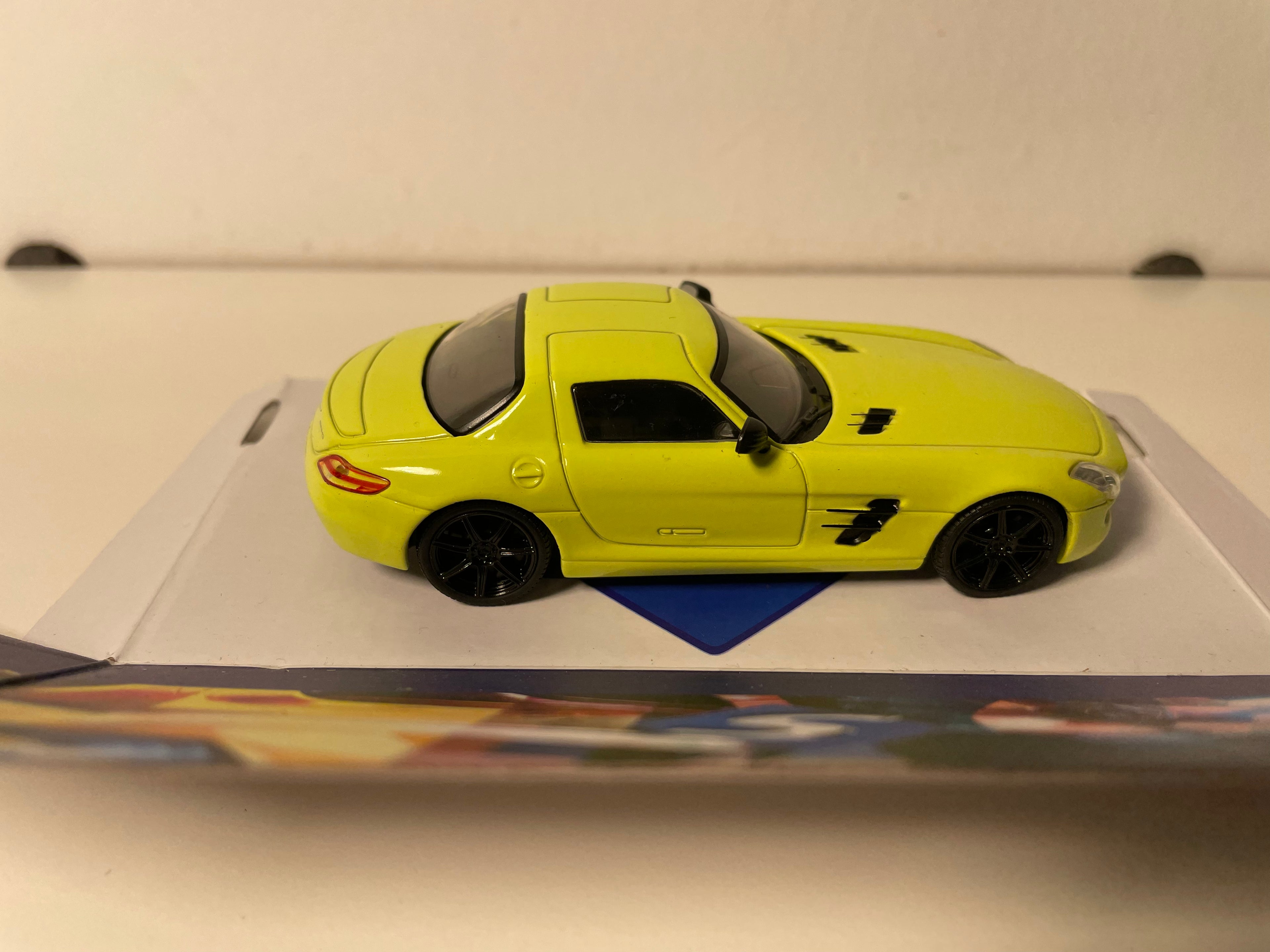 Mercedes-Benz SLS AMG żółty