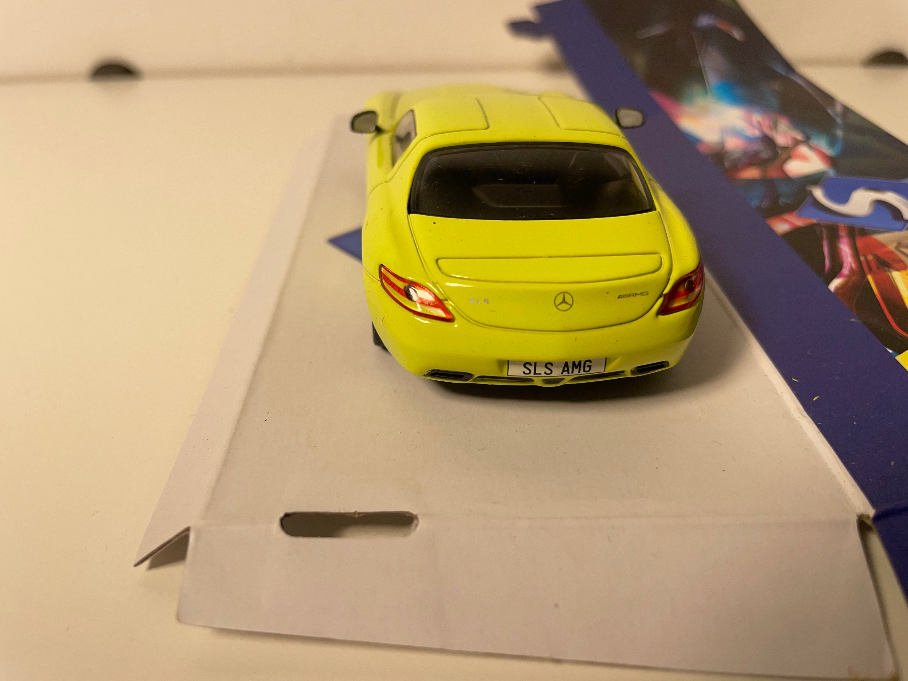 Mercedes-Benz SLS AMG żółty
