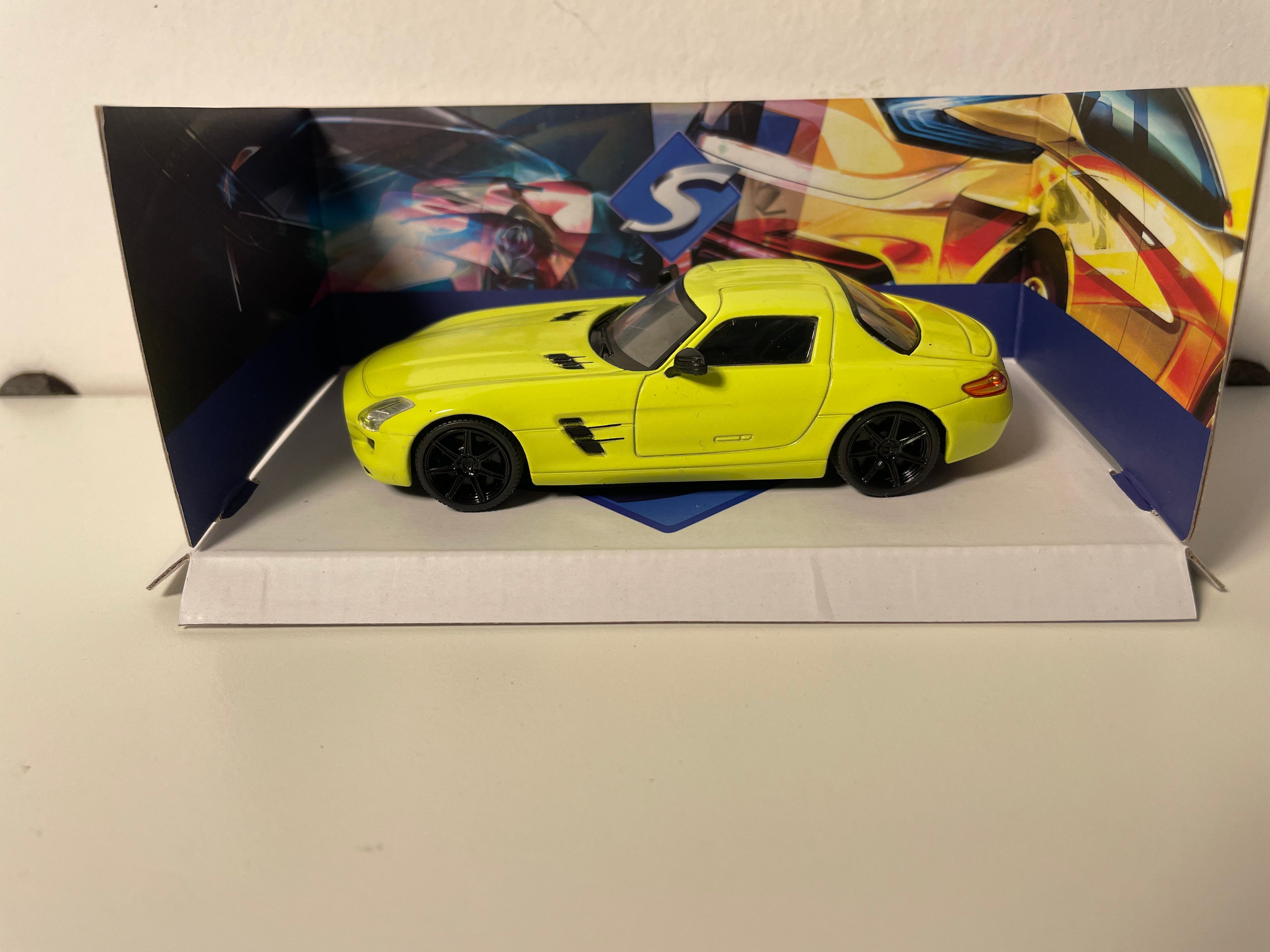 Mercedes-Benz SLS AMG żółty