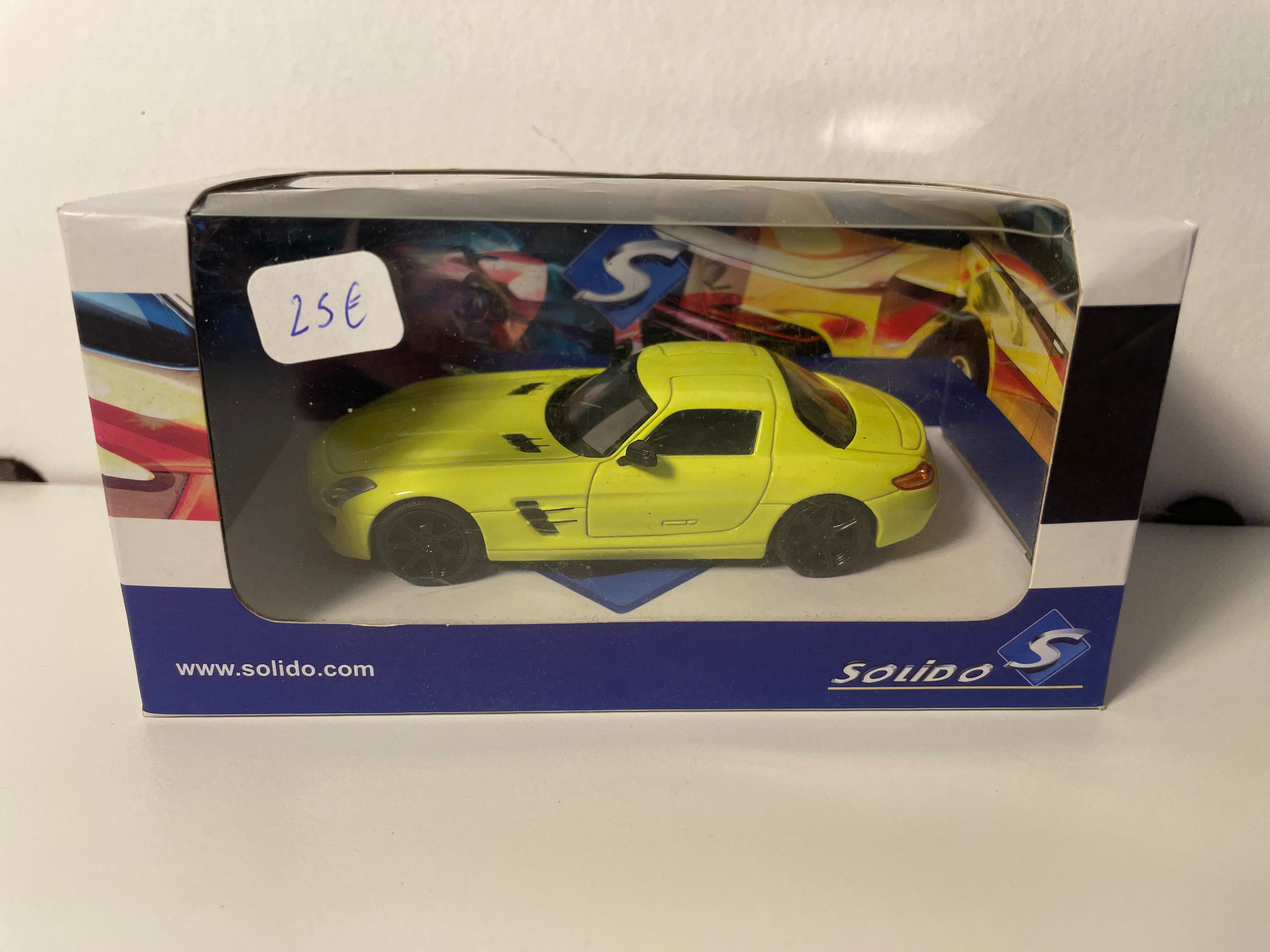 Mercedes-Benz SLS AMG żółty