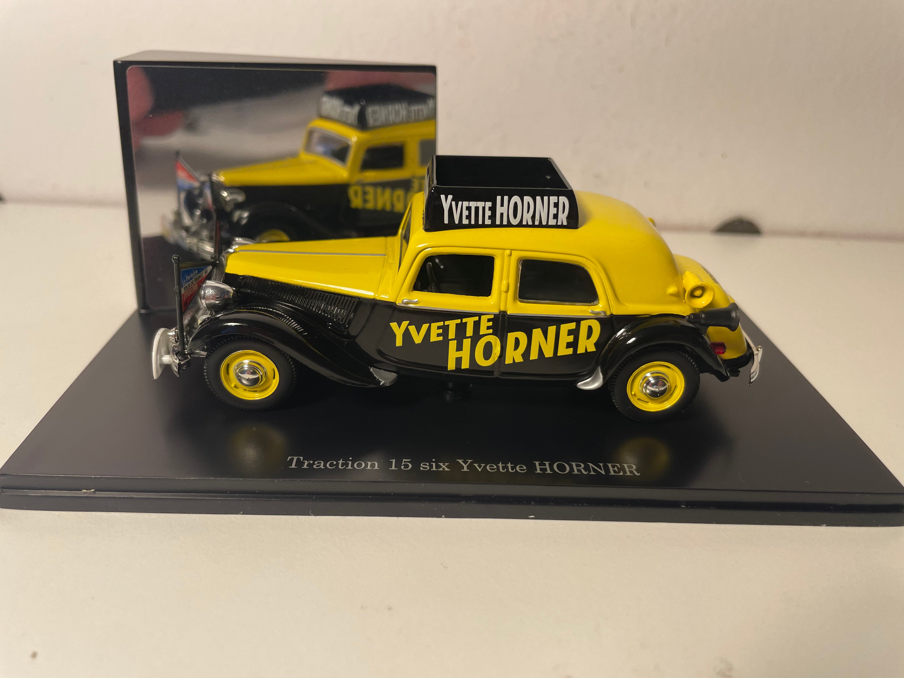 Citroën Traction 15 six geel en zwart YVETTE HORNER
