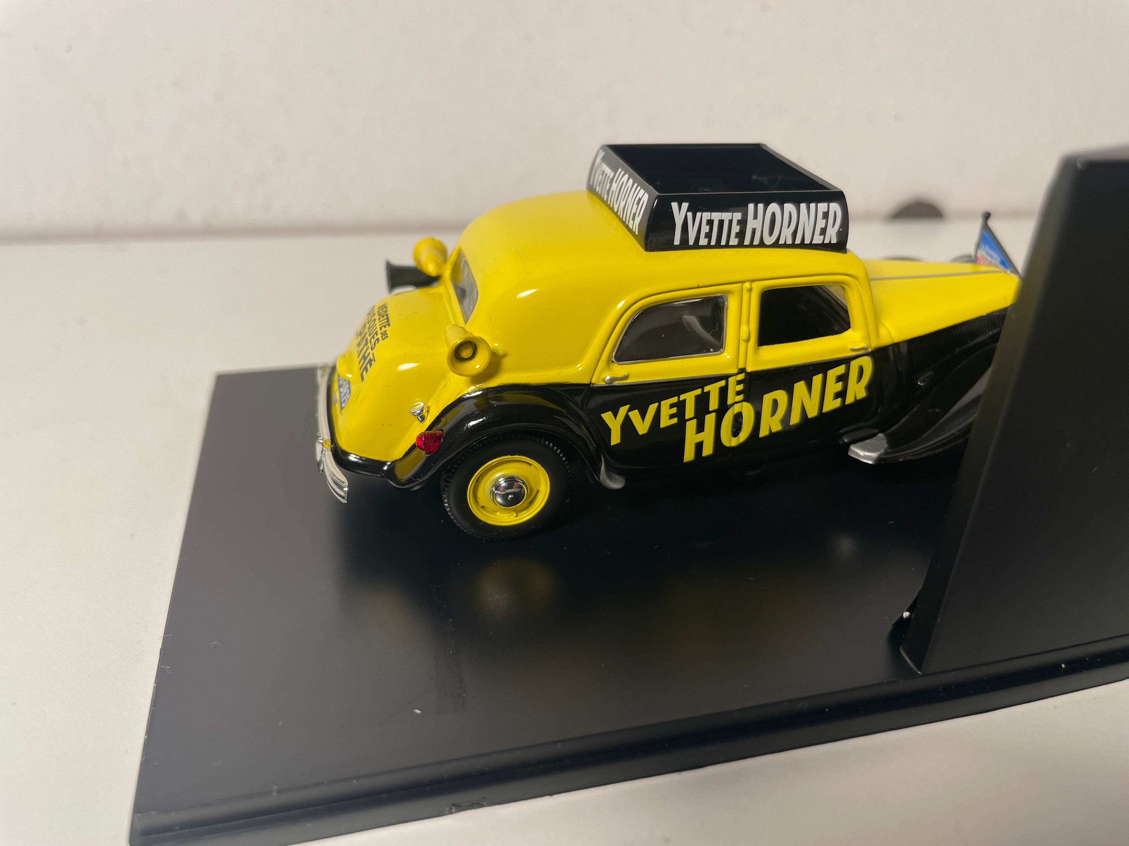 Citroën Traction 15 six geel en zwart YVETTE HORNER
