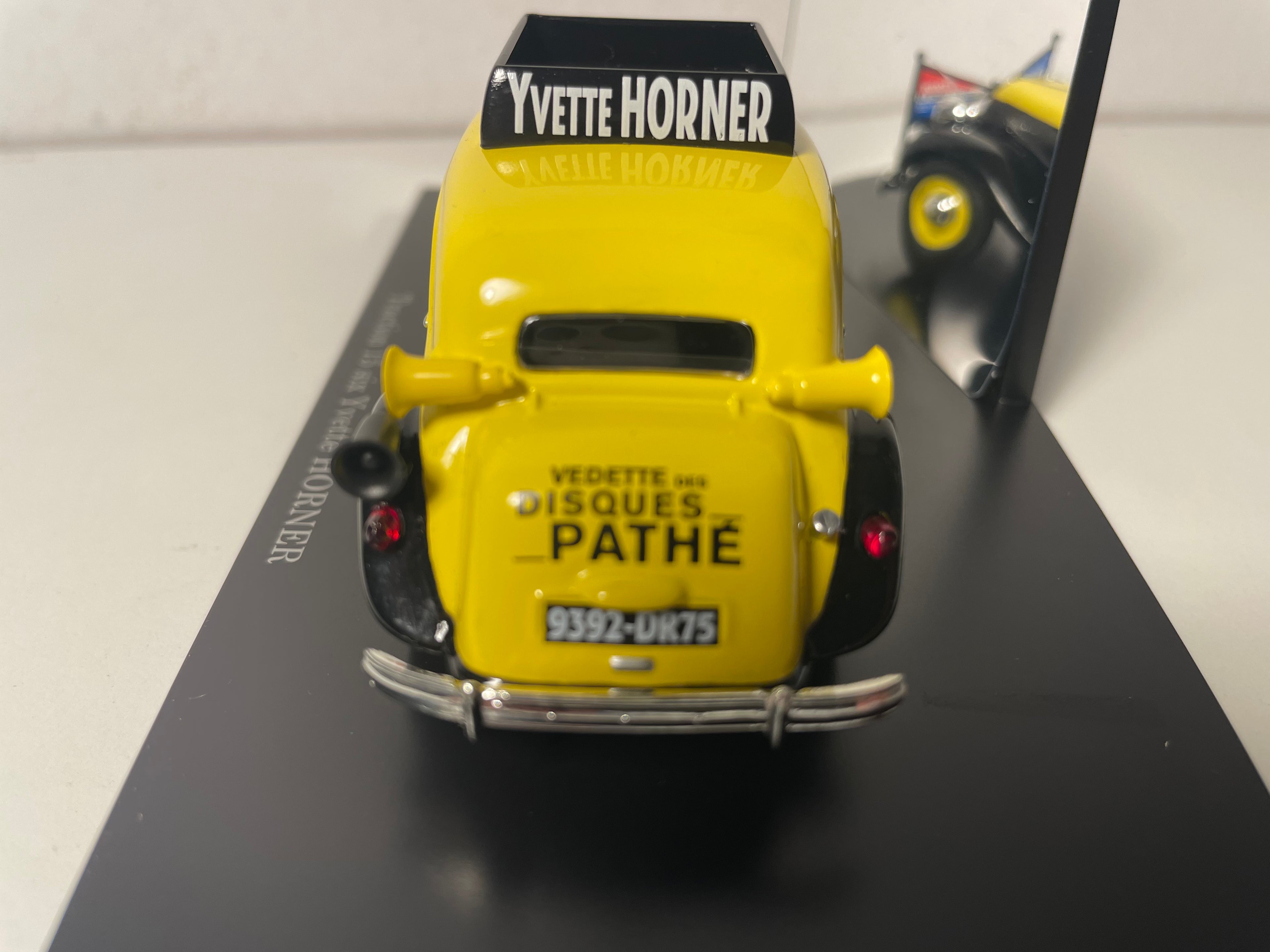 Citroën Traction 15 six geel en zwart YVETTE HORNER
