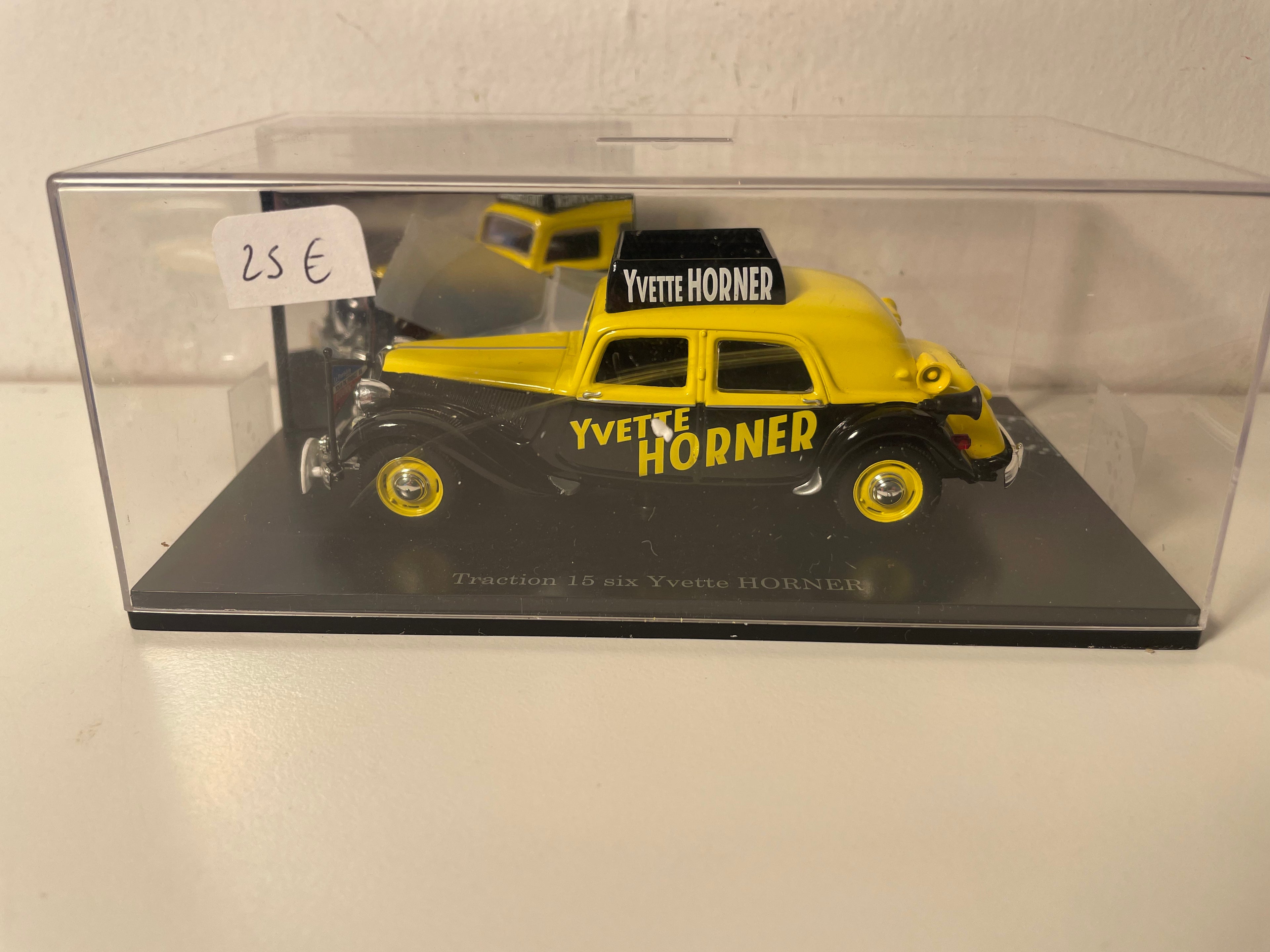 Citroën Traction 15 six amarillo y negro YVETTE HORNER