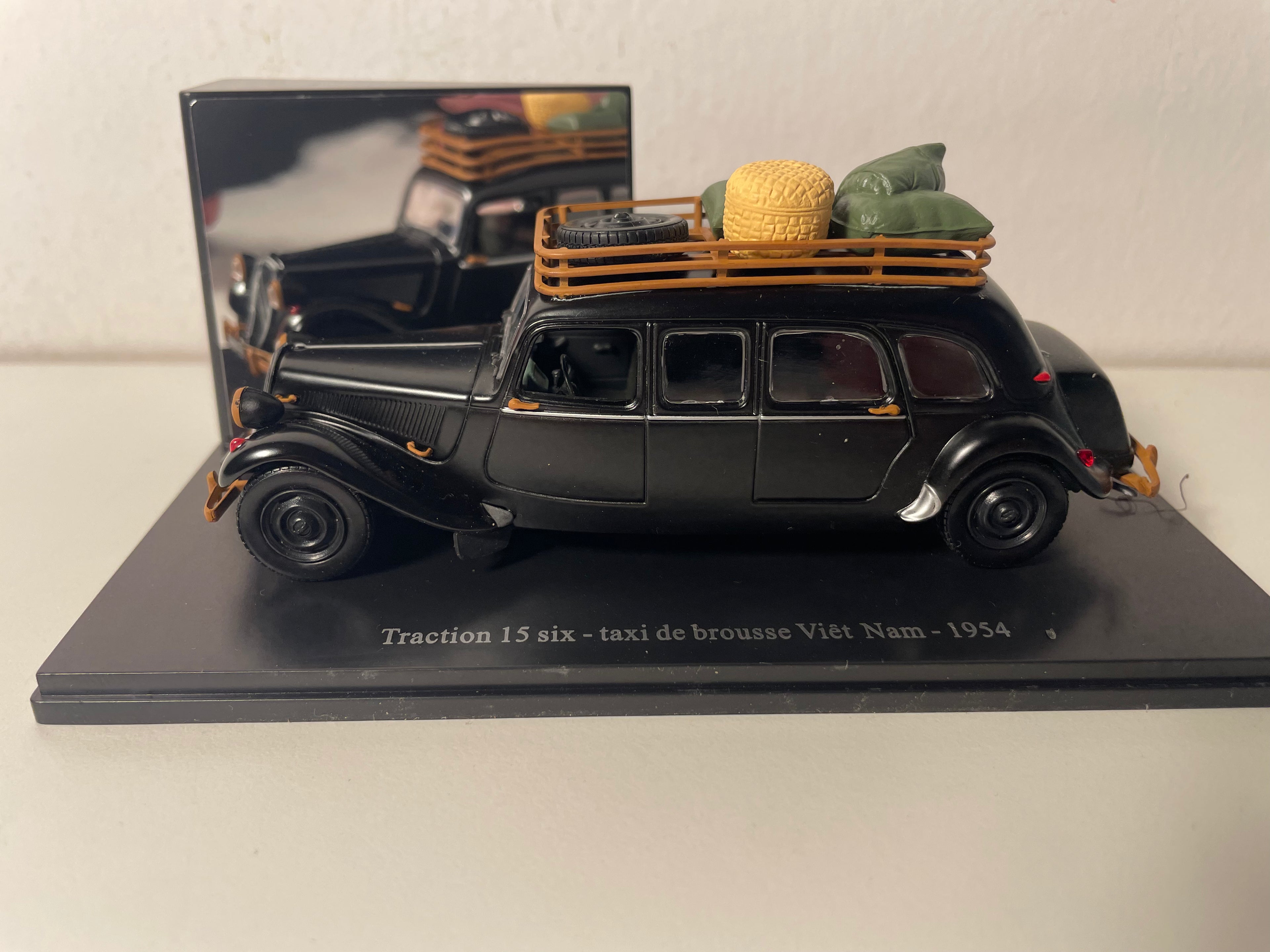 1954 Citroën Traction 15 Zes Zwart Taxi uit de Bush in Vietnam (Plexiglas Doos)
