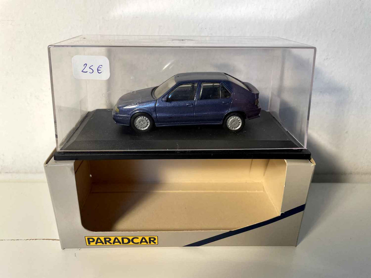Ciemnoniebieski Renault 19 (Paradcar)