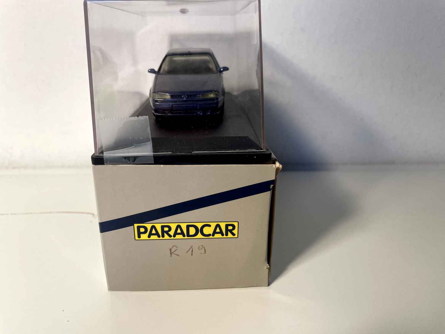 Ciemnoniebieski Renault 19 (Paradcar)