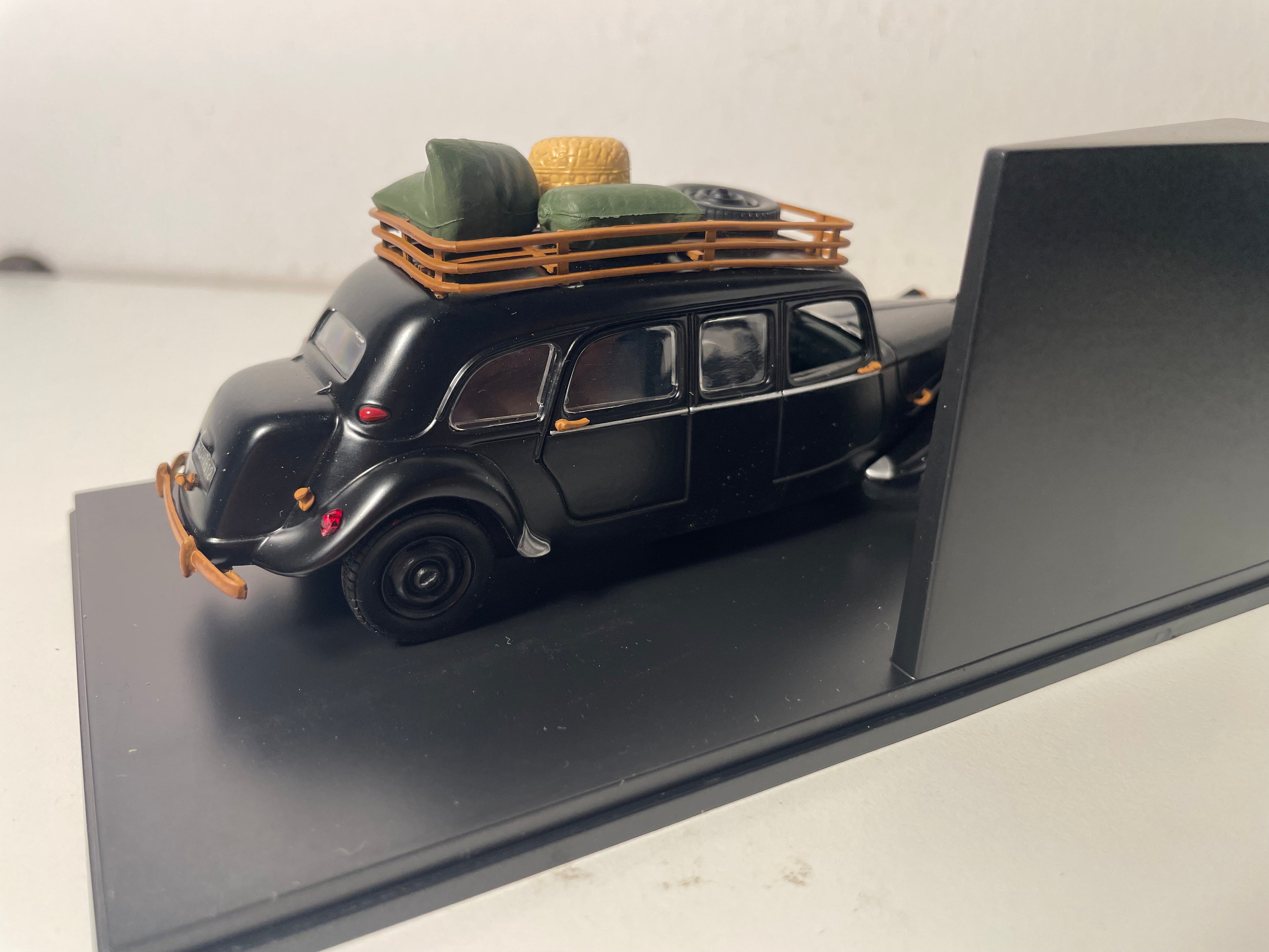 1954 Citroën Traction 15 Zes Zwart Taxi uit de Bush in Vietnam (Plexiglas Doos)