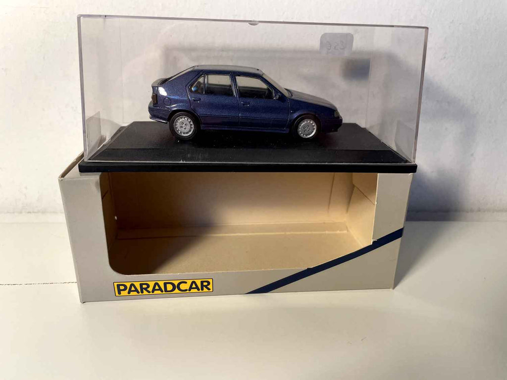 Ciemnoniebieski Renault 19 (Paradcar)