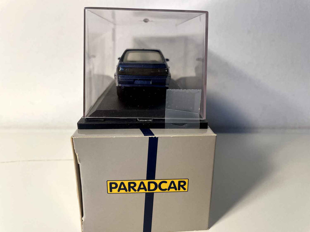 Ciemnoniebieski Renault 19 (Paradcar)
