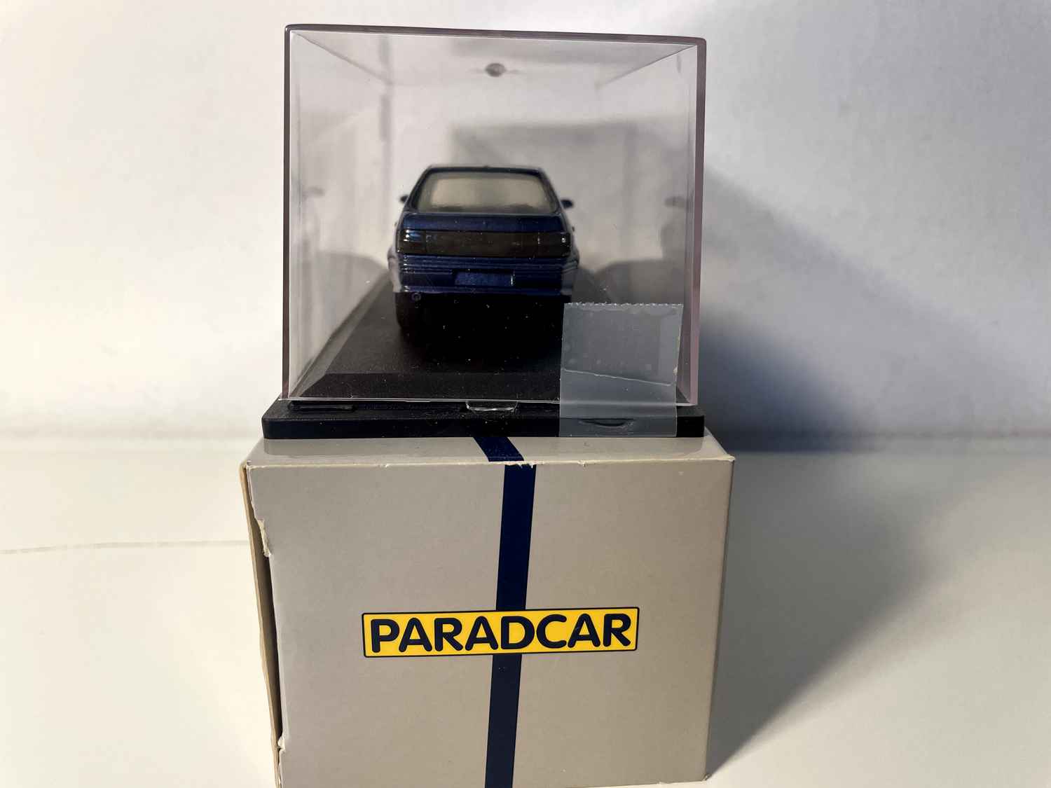 Ciemnoniebieski Renault 19 (Paradcar)