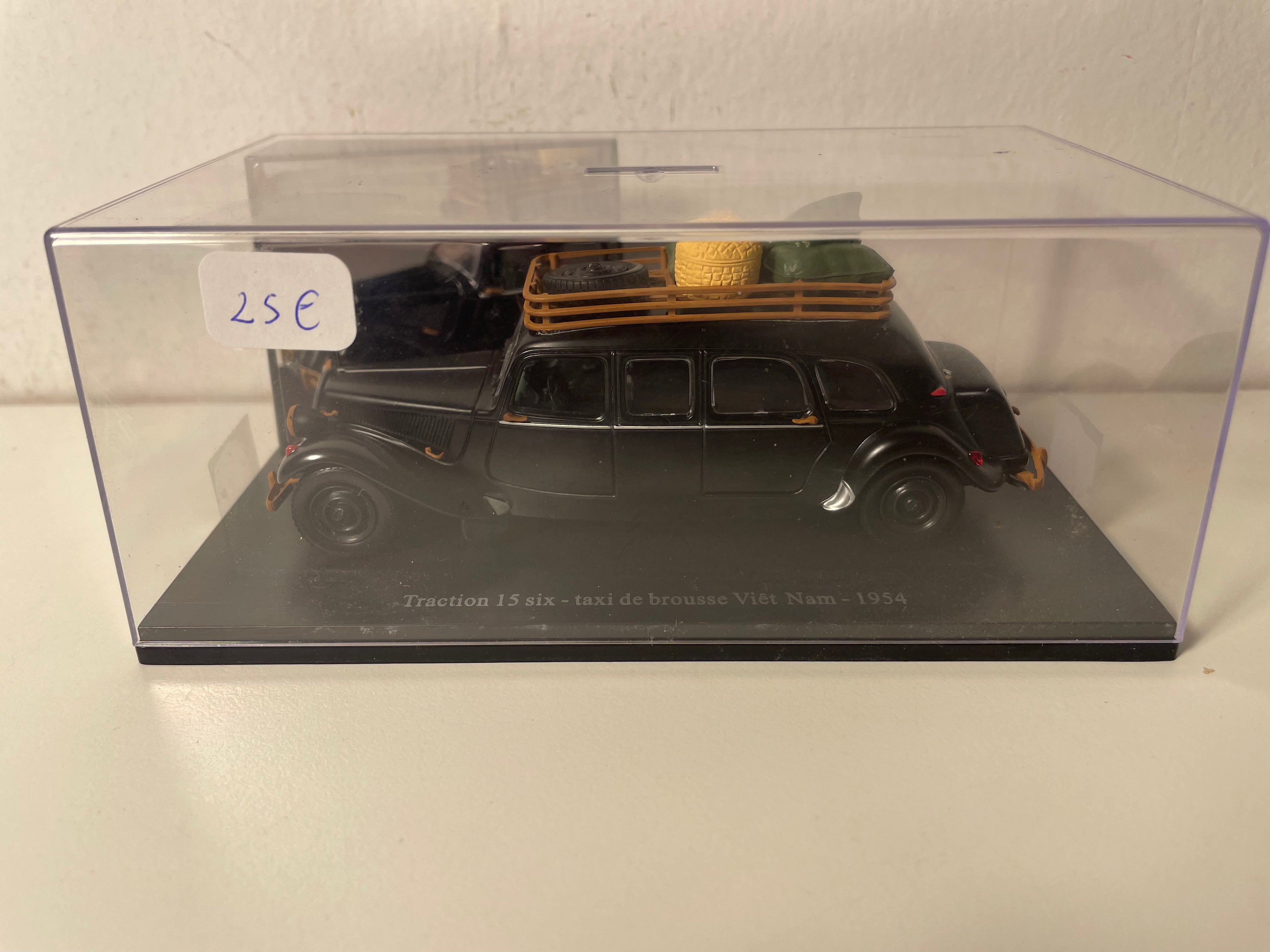 1954 Citroën Traction 15 Zes Zwart Taxi uit de Bush in Vietnam (Plexiglas Doos)