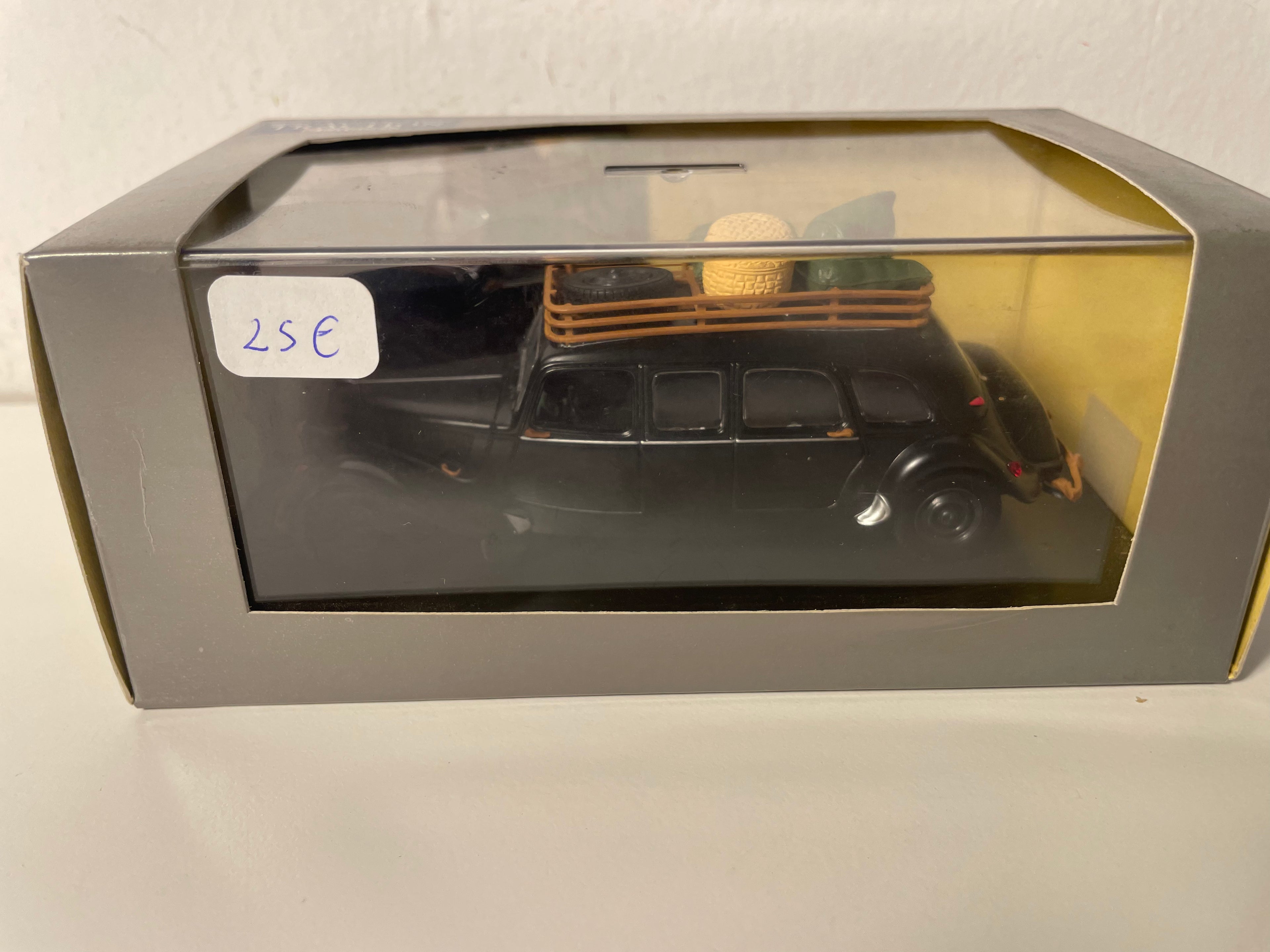 1954 Citroën Traction 15 Six Schwarz Taxi aus dem Busch in Vietnam (Plexiglas-Box)
