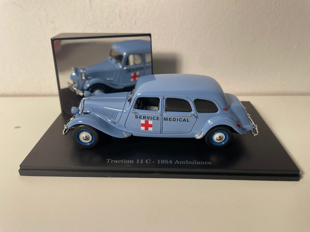 Citroën Traction 11C bleue claire de 1954 Ambulance service médical (boite plexi)