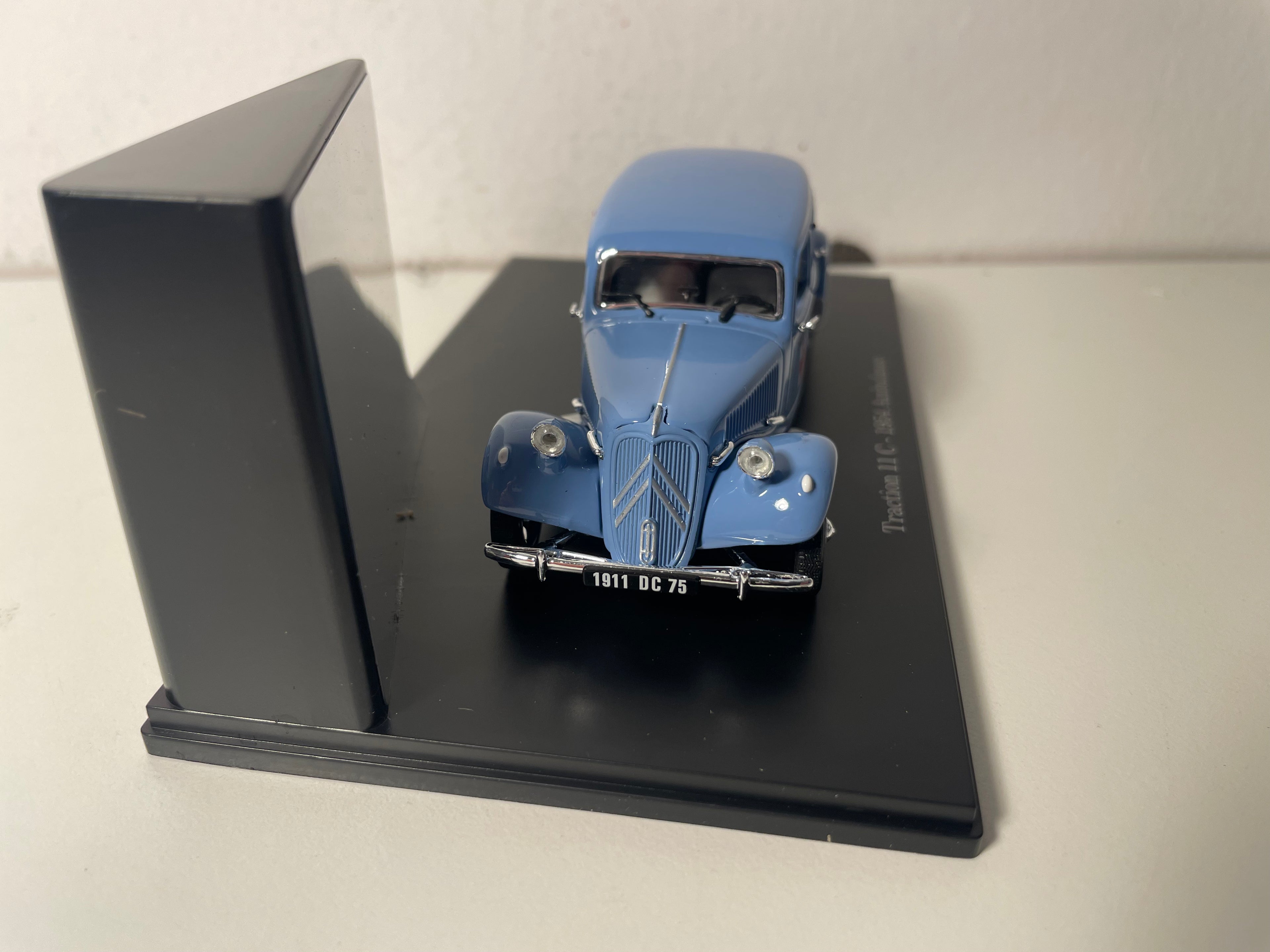 Citroën Traction 11C light blue 1954 Medical service ambulance (plexi box)