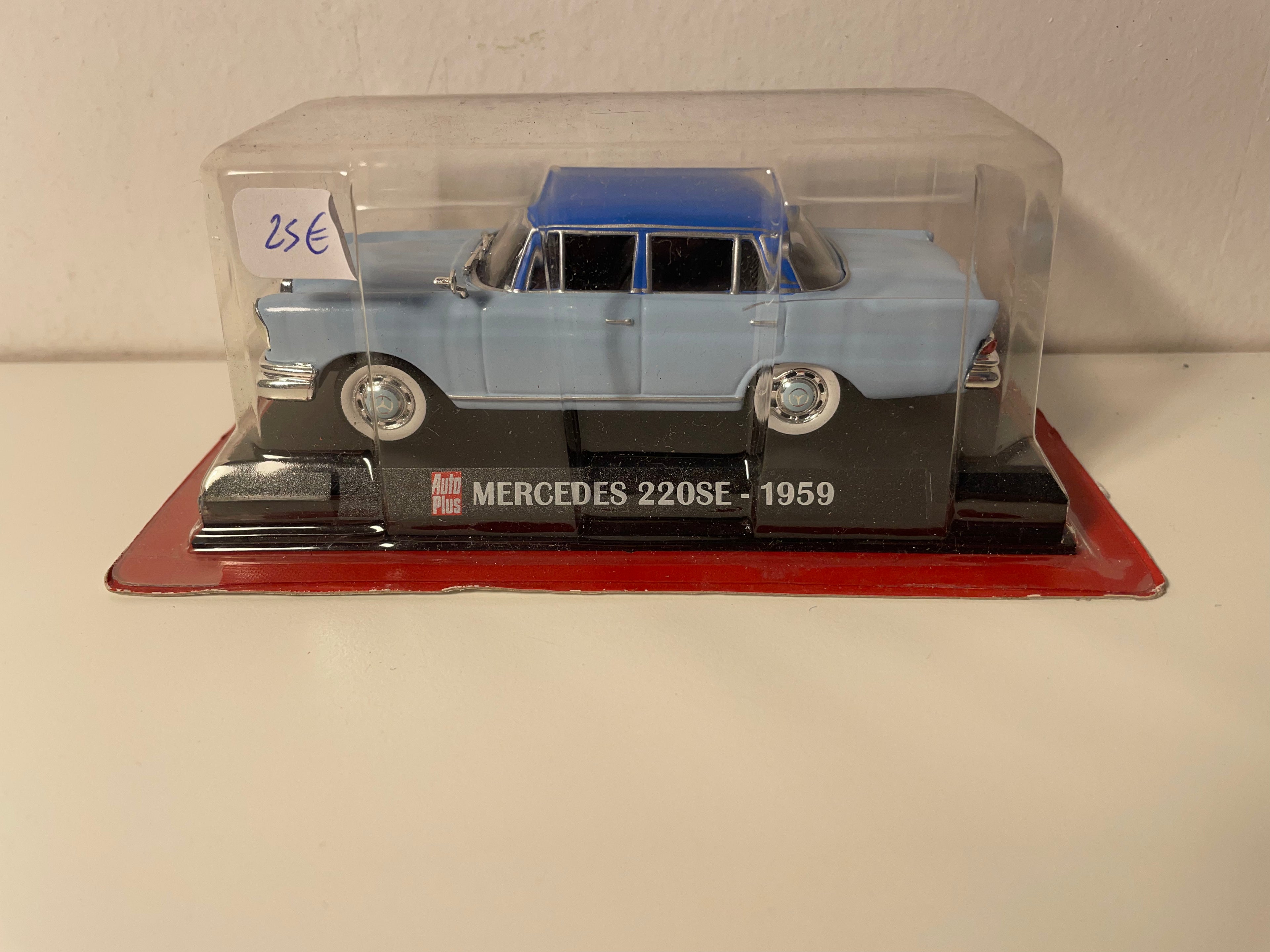 Mercedes 220SE niebieska i niebieska z 1959 - Auto Plus