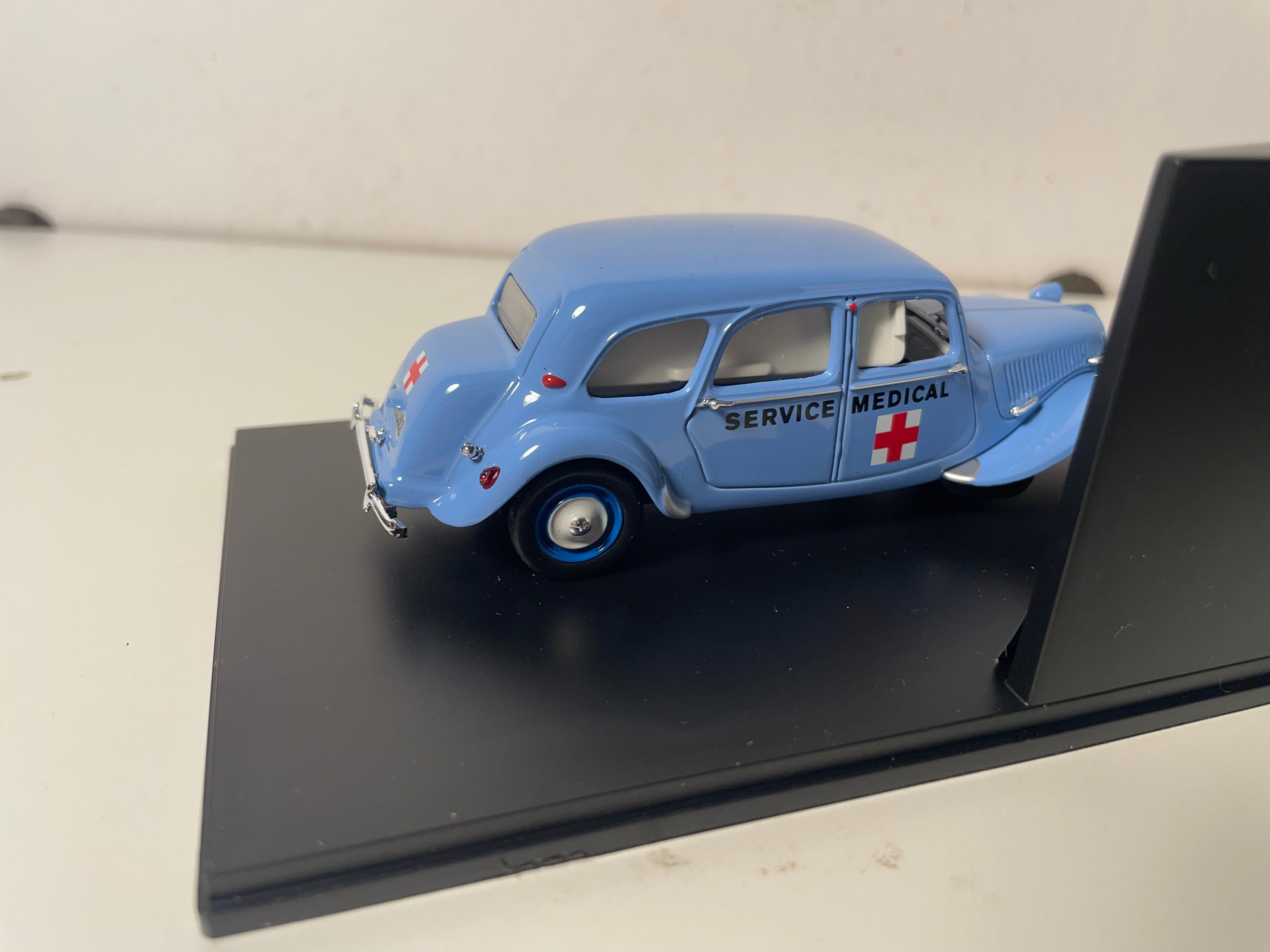 Citroën Traction 11C light blue 1954 Medical service ambulance (plexi box)