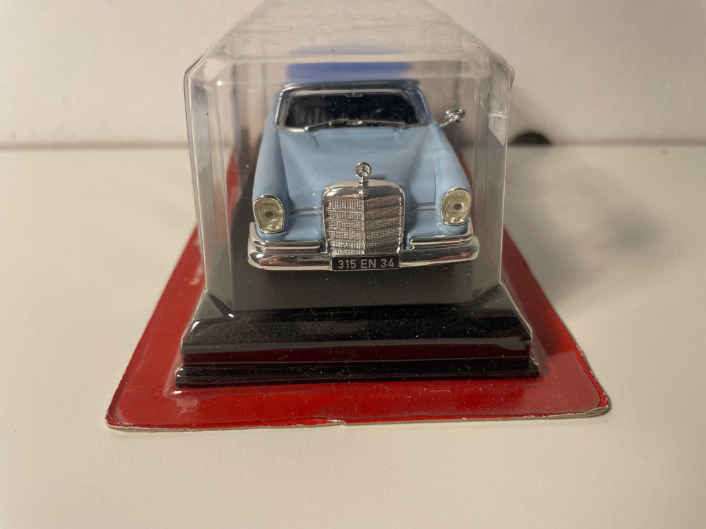 Mercedes 220SE niebieska i niebieska z 1959 - Auto Plus