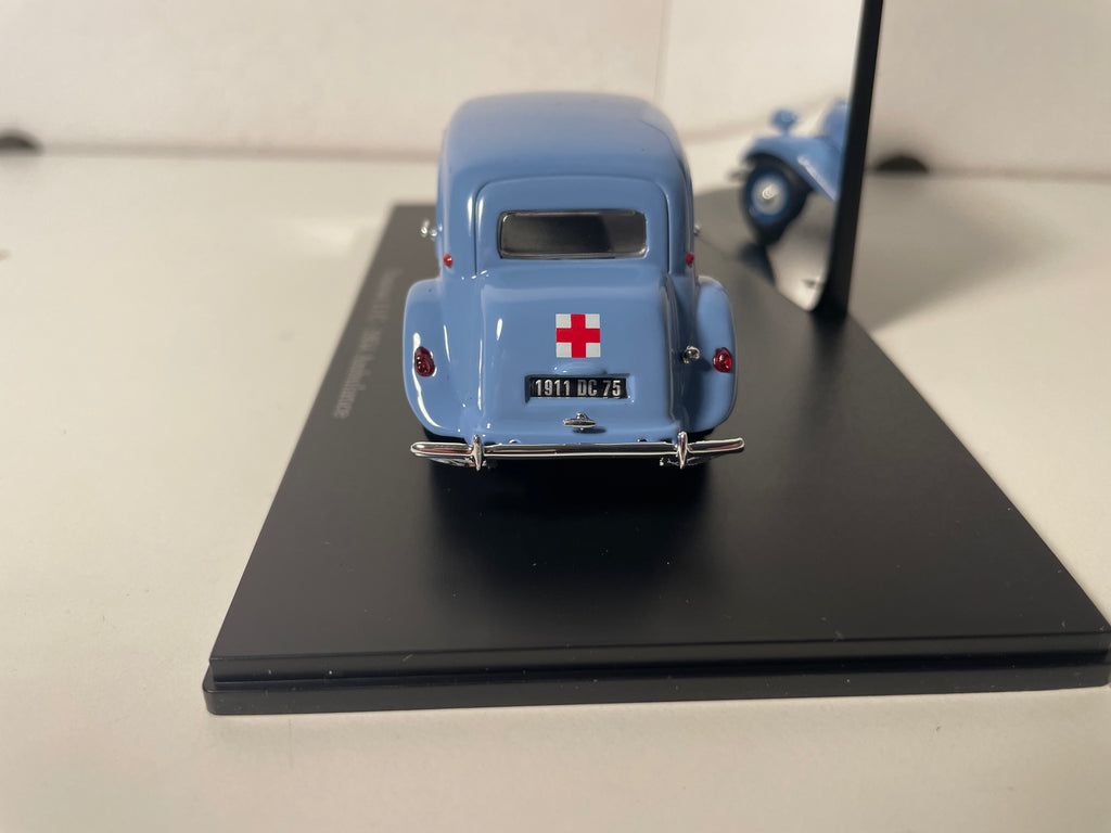 Citroën Traction 11C bleue claire de 1954 Ambulance service médical (boite plexi)