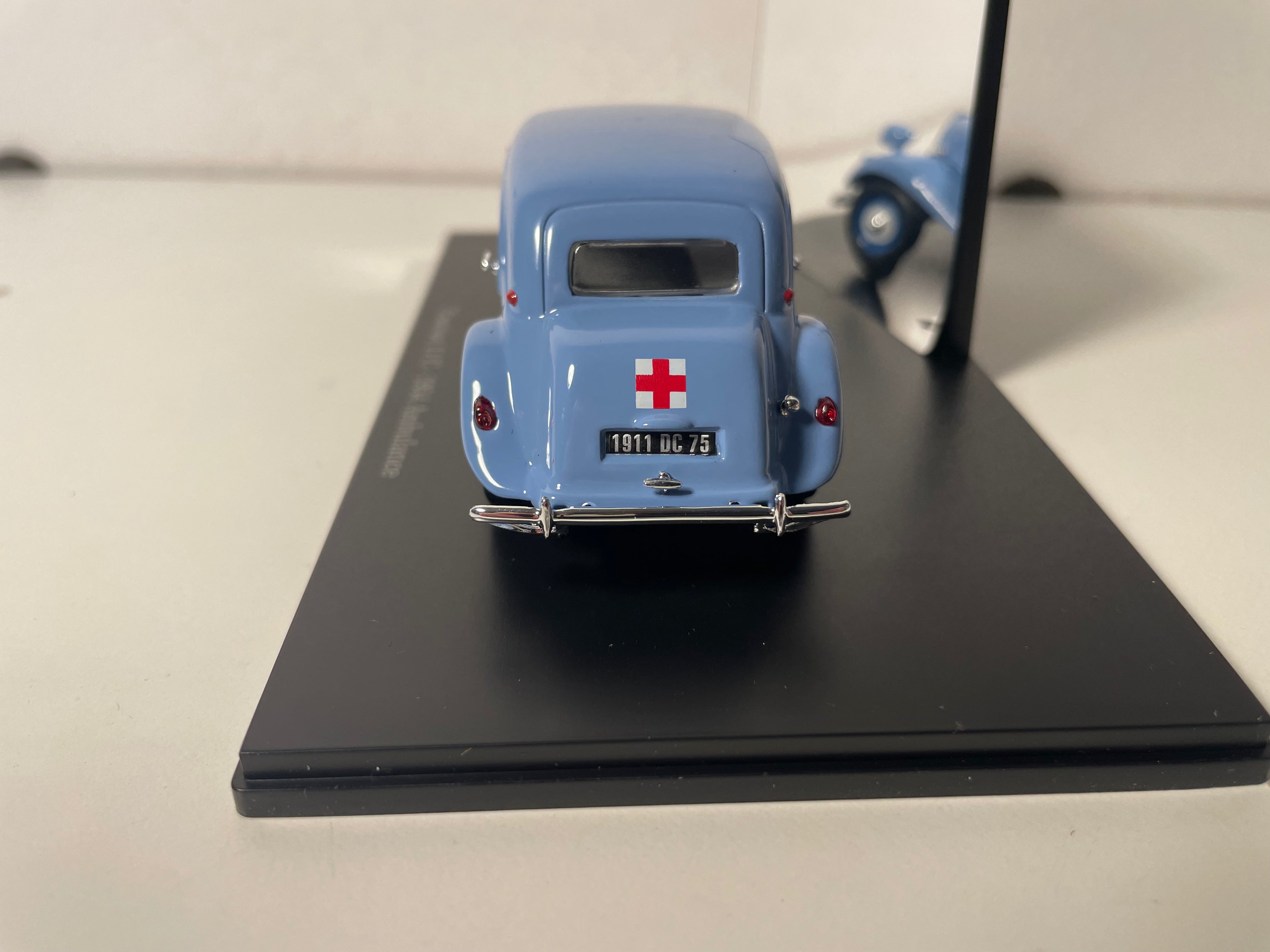 Citroën Traction 11C light blue 1954 Medical service ambulance (plexi box)