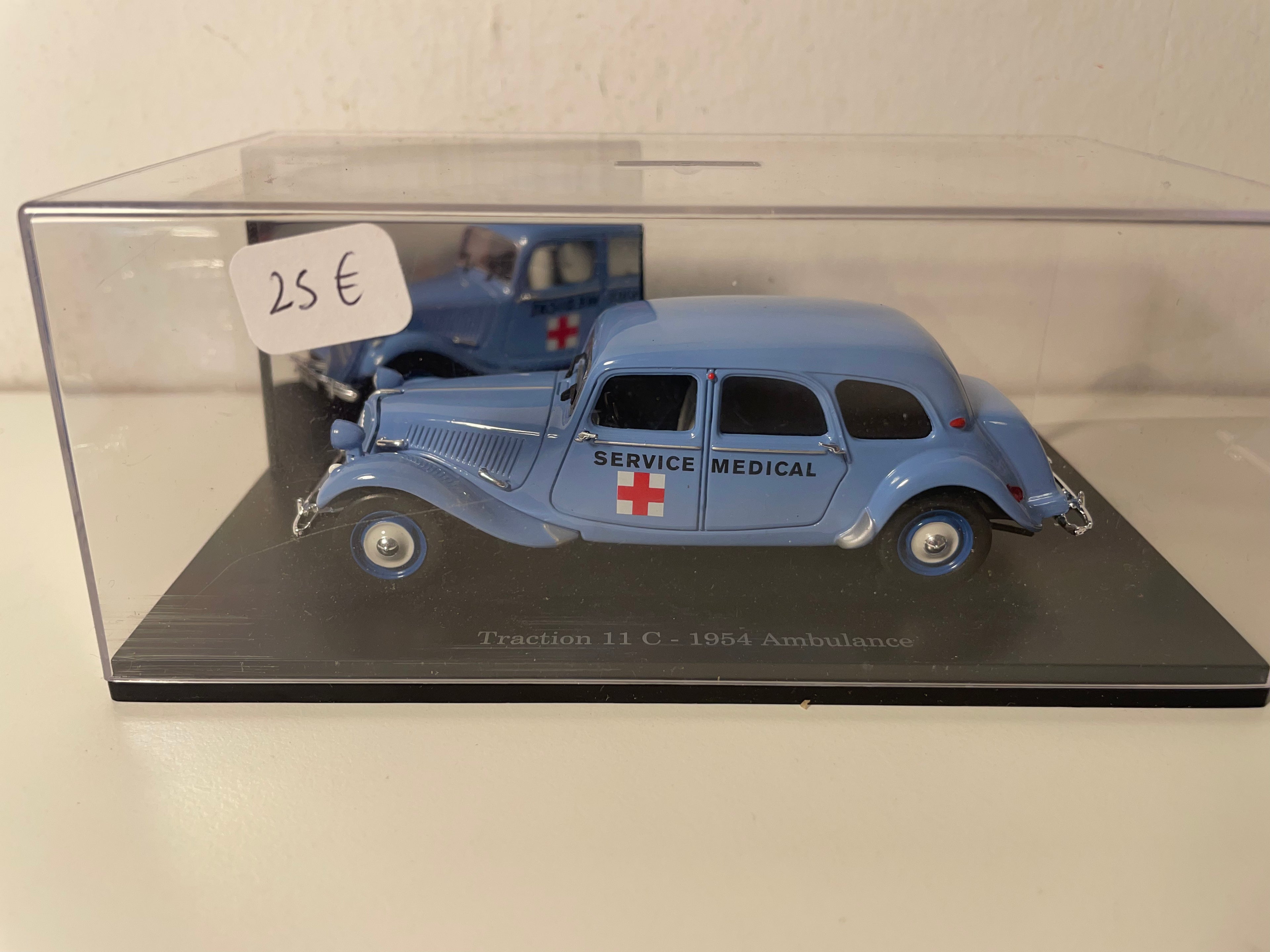 Citroën Traction 11C bleue claire de 1954 Ambulance service médical (boite plexi)
