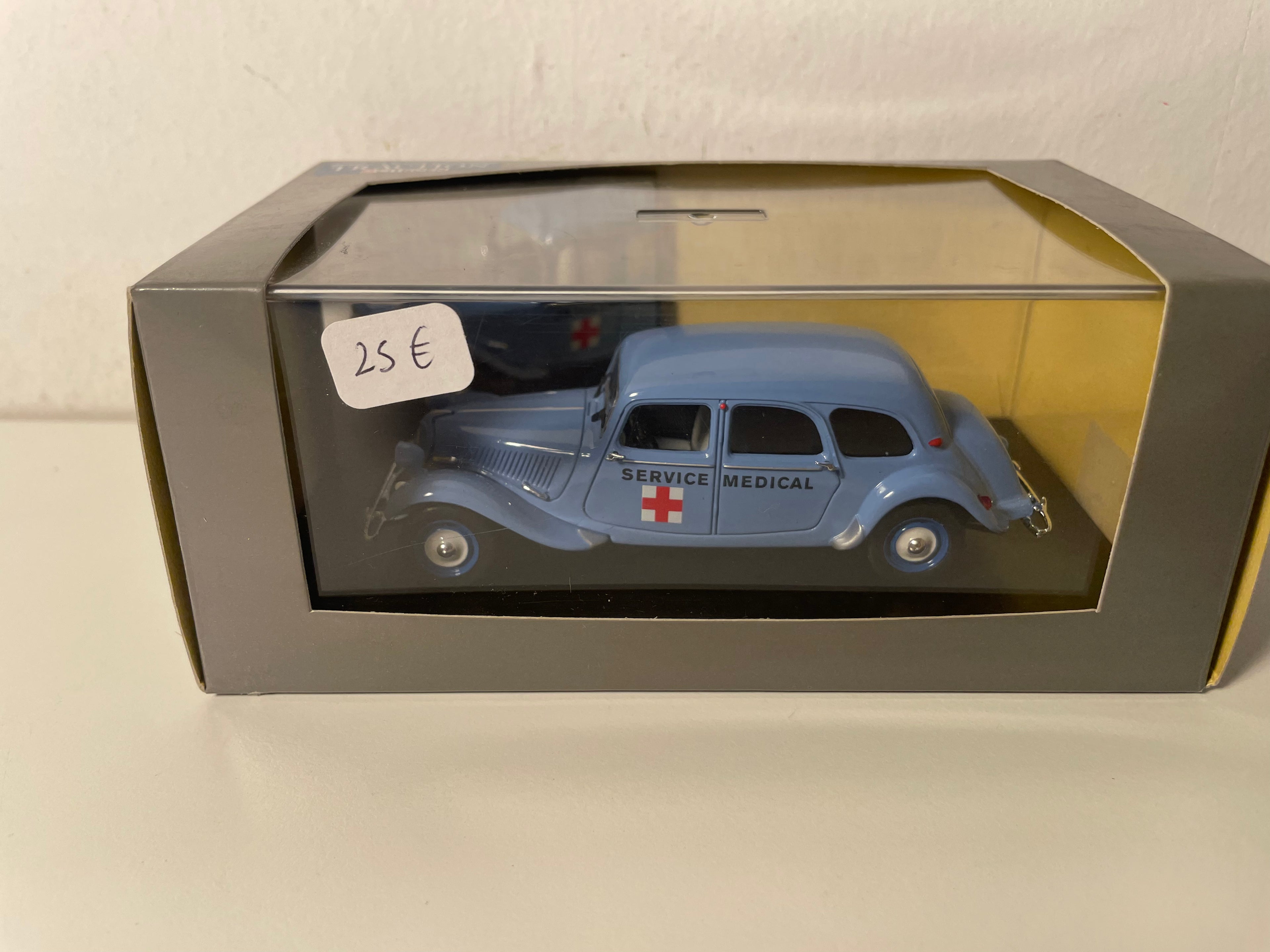 Citroën Traction 11C bleue claire de 1954 Ambulance service médical (boite plexi)