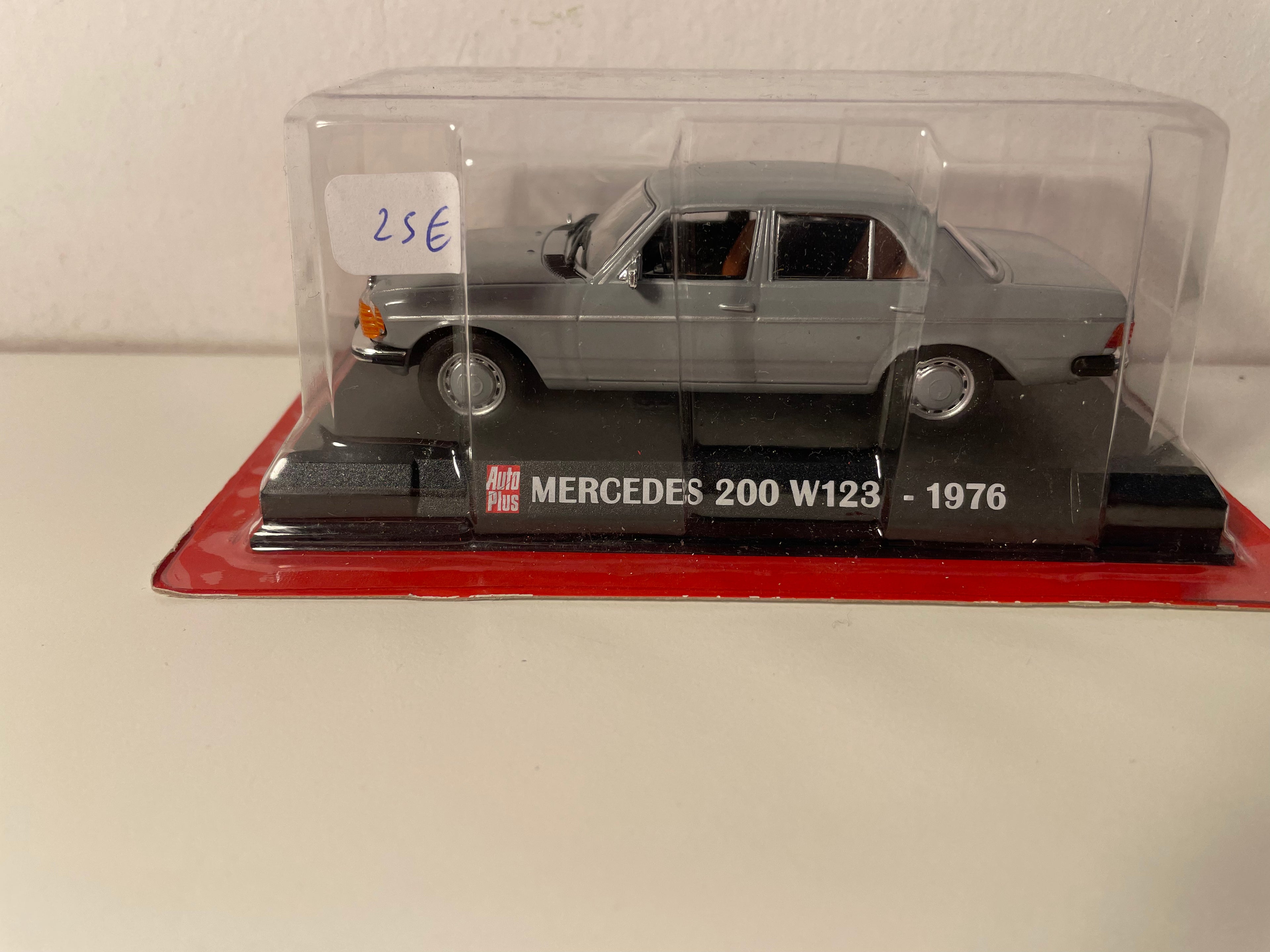 Mercedes 200 W123 grijs uit 1976 - Auto Plus