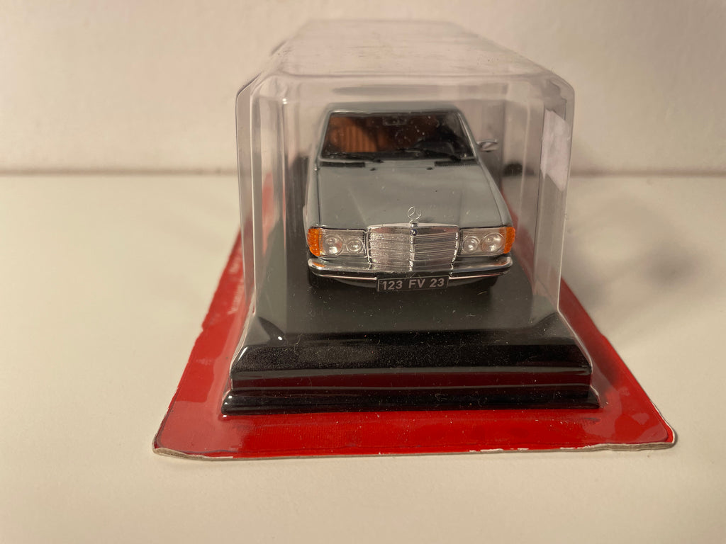 Mercedes 200 W123 grijs uit 1976 - Auto Plus