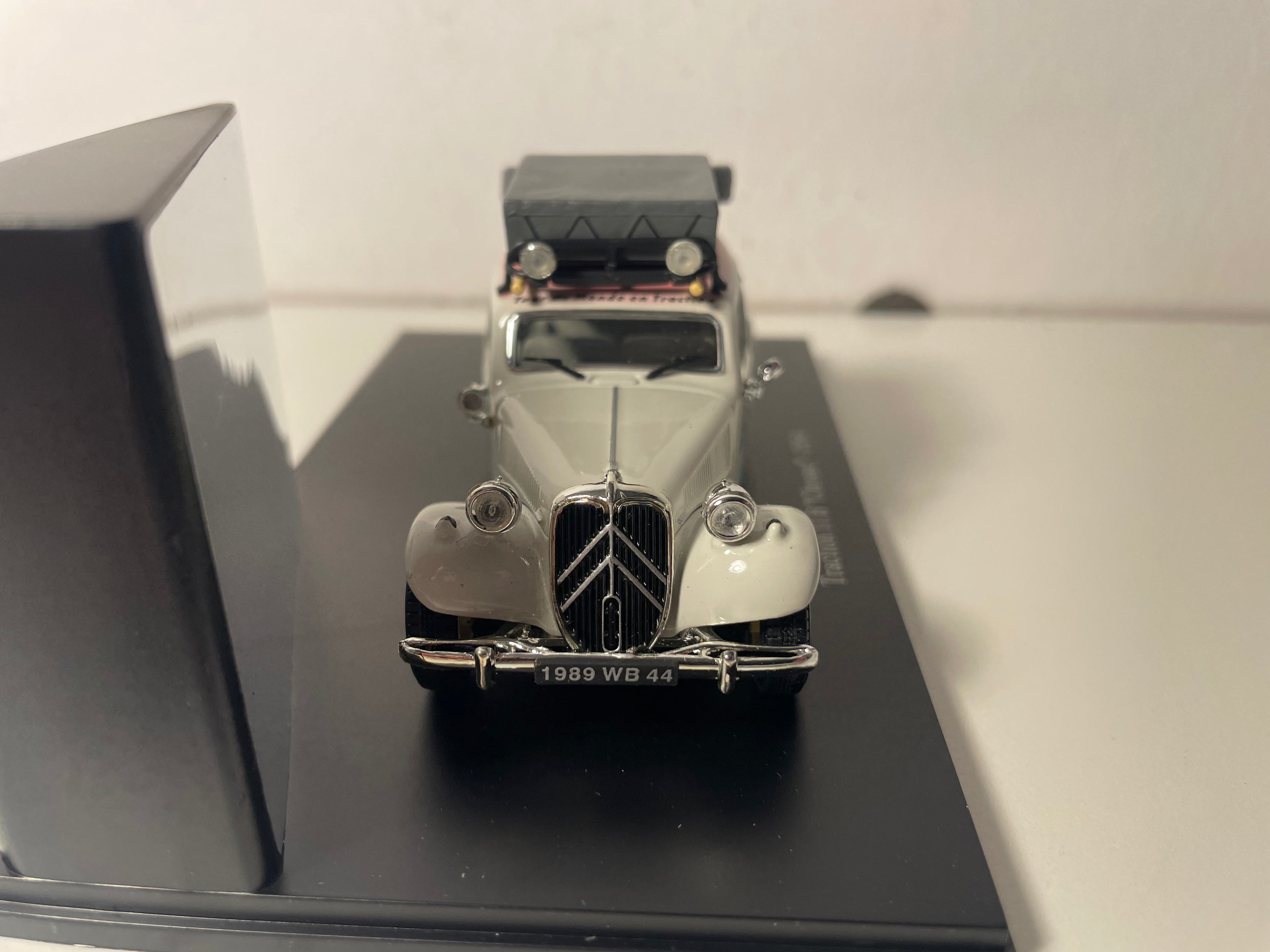 Citroën Traction 11 B "Chrome" Faarf Krem/Jonkelbeige?? vum Joer 1954 (plexi Këscht)
