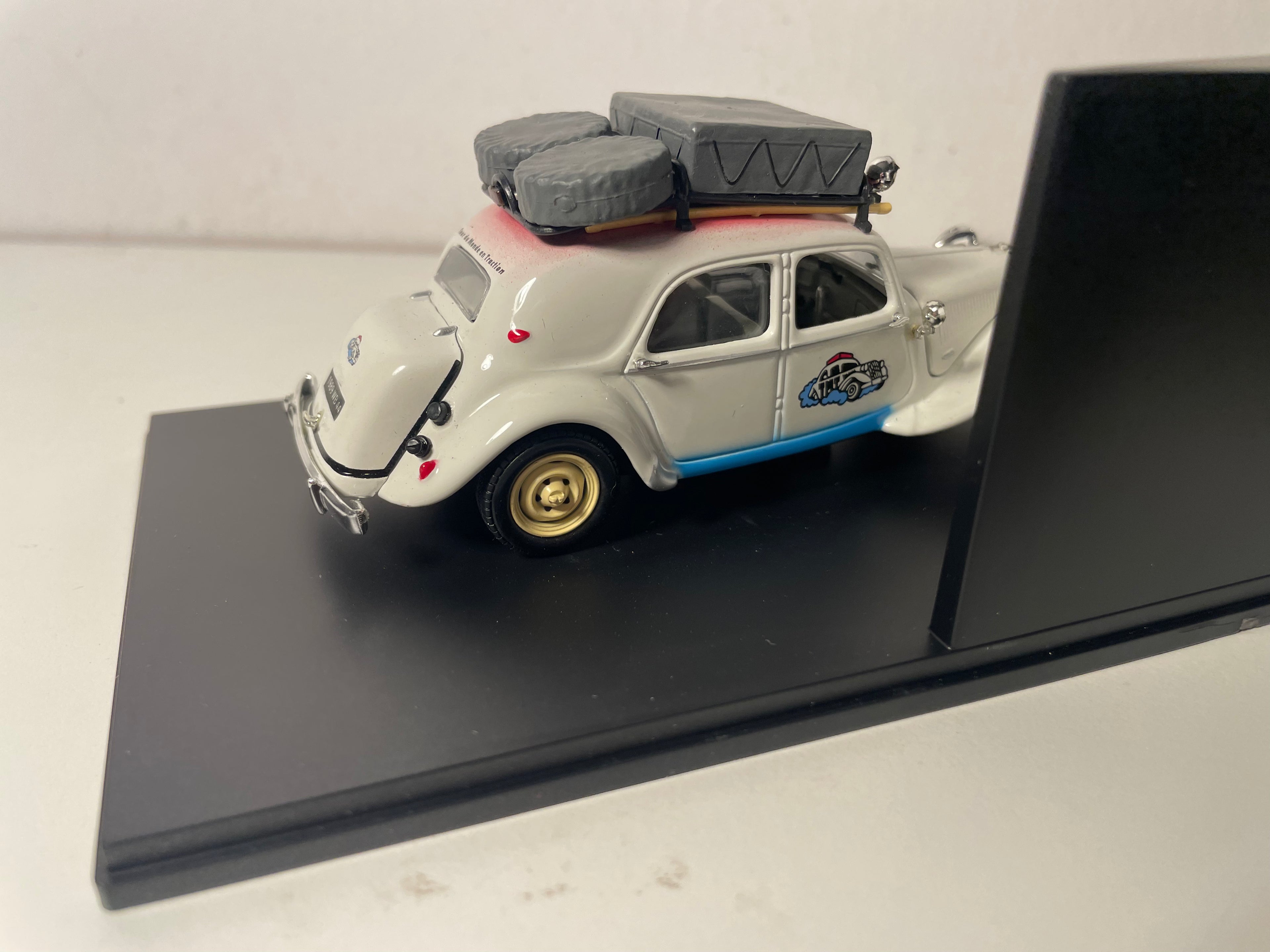 Citroën Traction 11 B "Chrome" Faarf Krem/Jonkelbeige?? vum Joer 1954 (plexi Këscht)