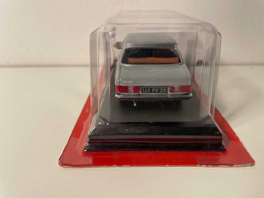 Mercedes 200 W123 grijs uit 1976 - Auto Plus