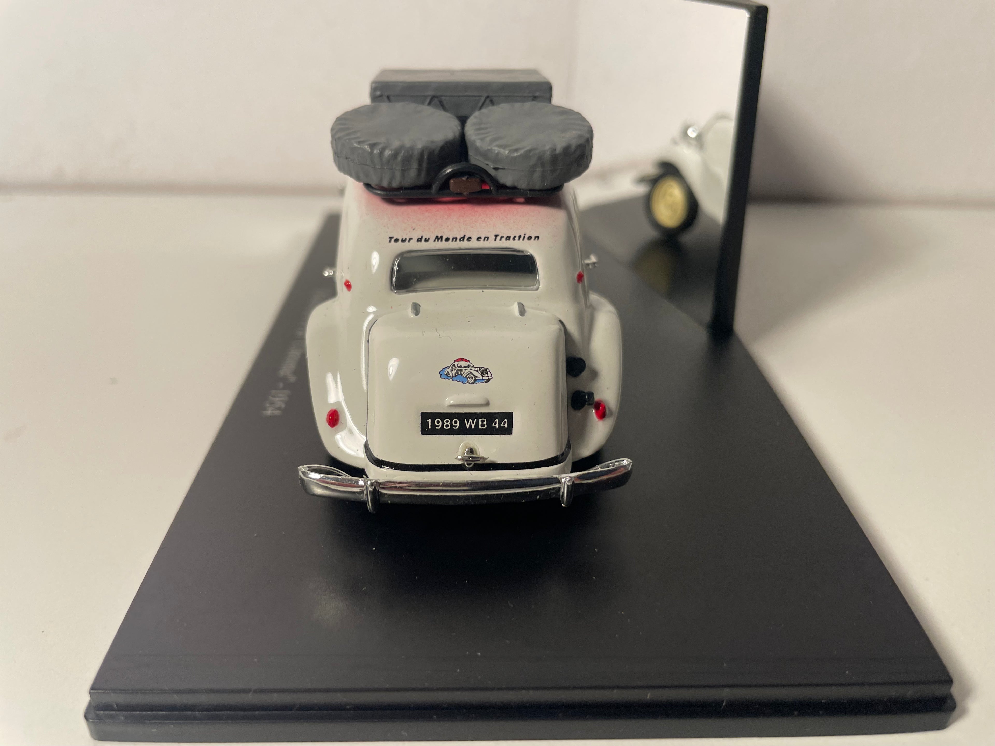 Citroën Traction 11 B "Chrome" Faarf Krem/Jonkelbeige?? vum Joer 1954 (plexi Këscht)