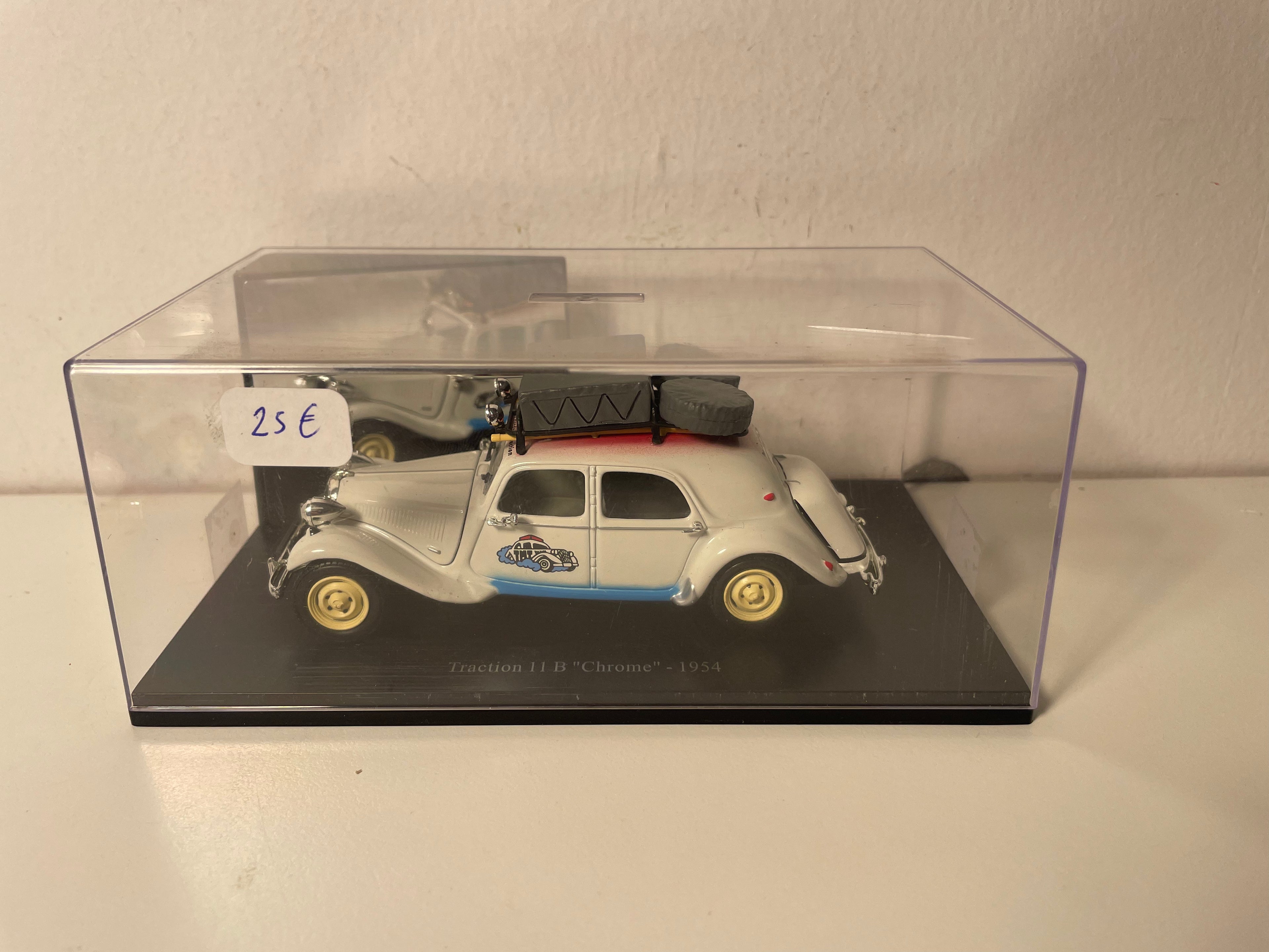 Citroën Traction 11 B "Chrome" Faarf Krem/Jonkelbeige?? vum Joer 1954 (plexi Këscht)