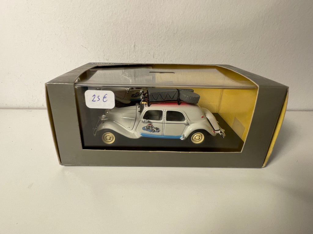 Citroën Traction 11 B "Chrome" couleur crème/beige clair?? de 1954 (boite plexi)