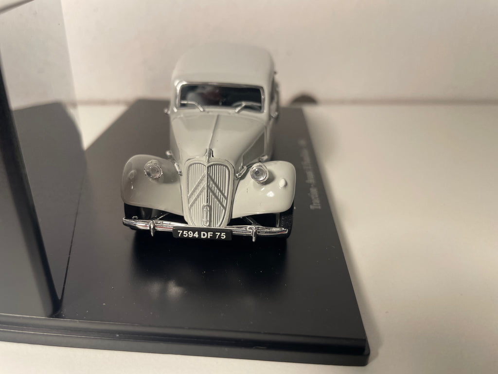 Citroën Traction - Avant 11 Familiale grise claire de 1954 (boite plexi)