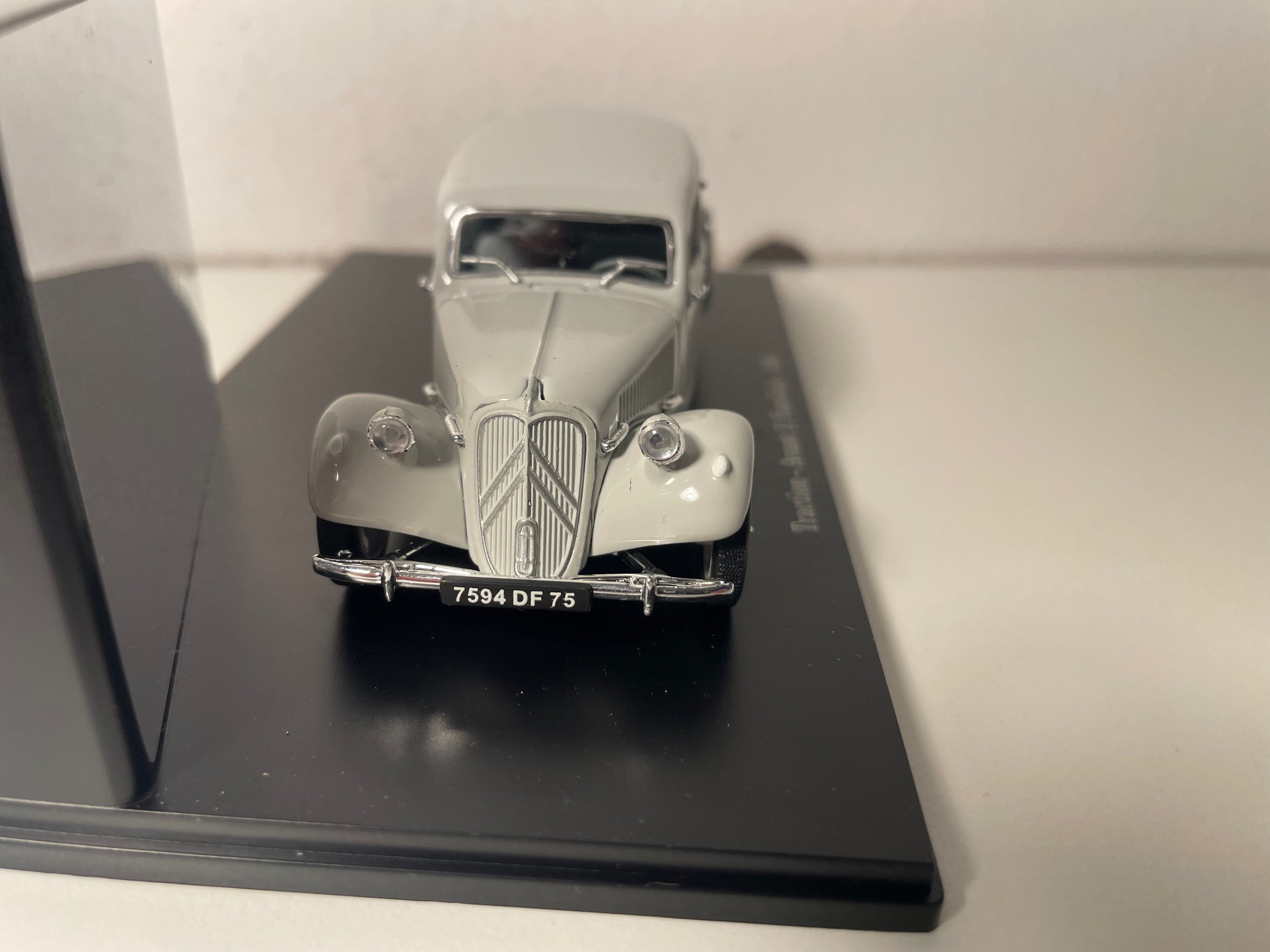 Citroën Traction - Avant 11 Familiale grise claire de 1954 (boite plexi)