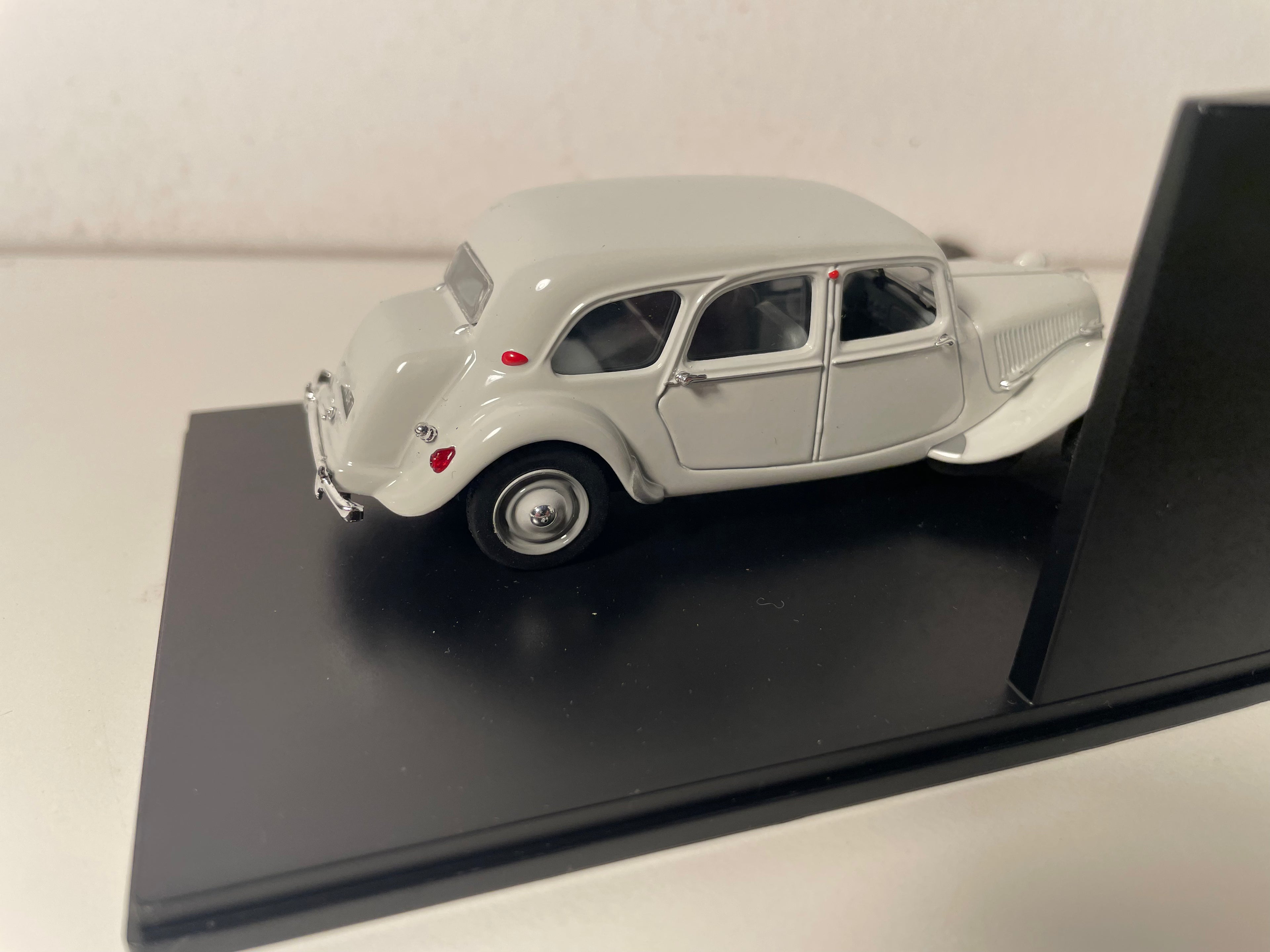 Citroën Traction - Avant 11 Familiale grise claire de 1954 (boite plexi)