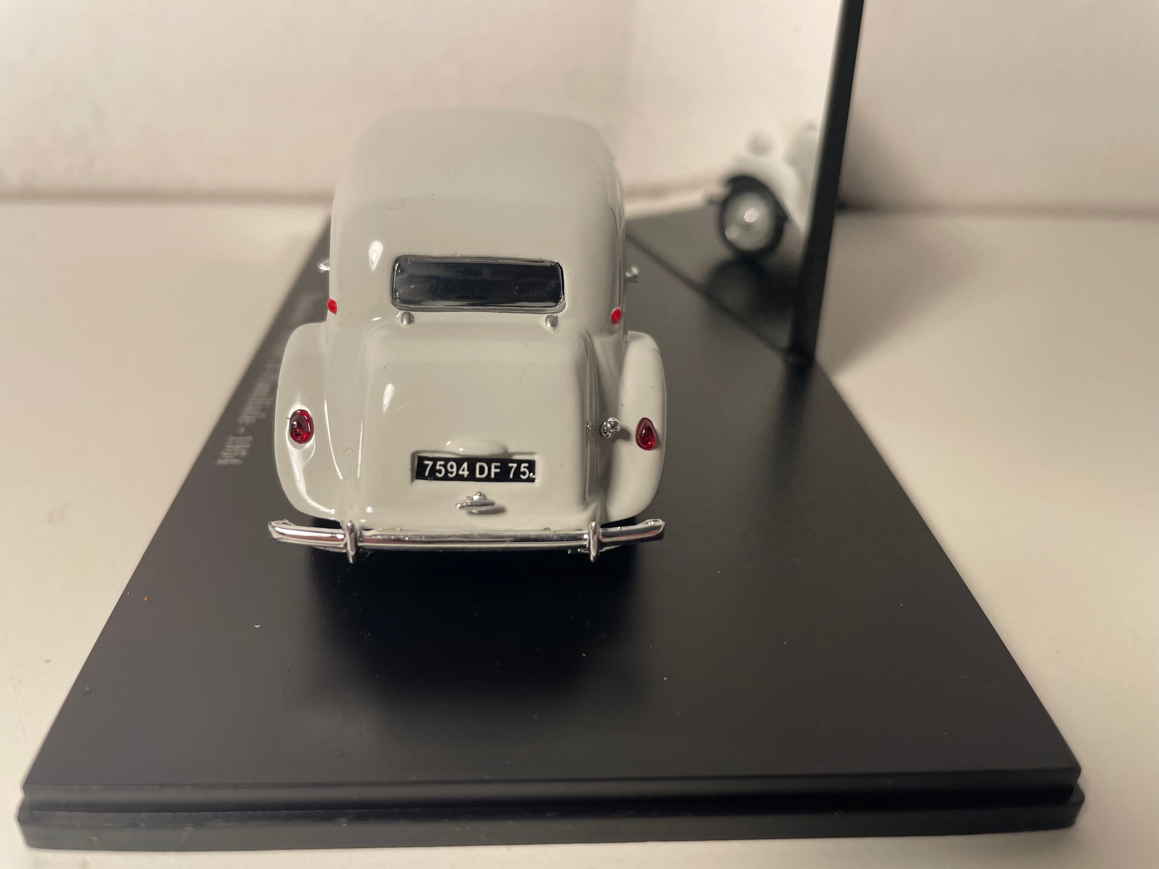 Citroën Traction - Avant 11 Familiale grise claire de 1954 (boite plexi)