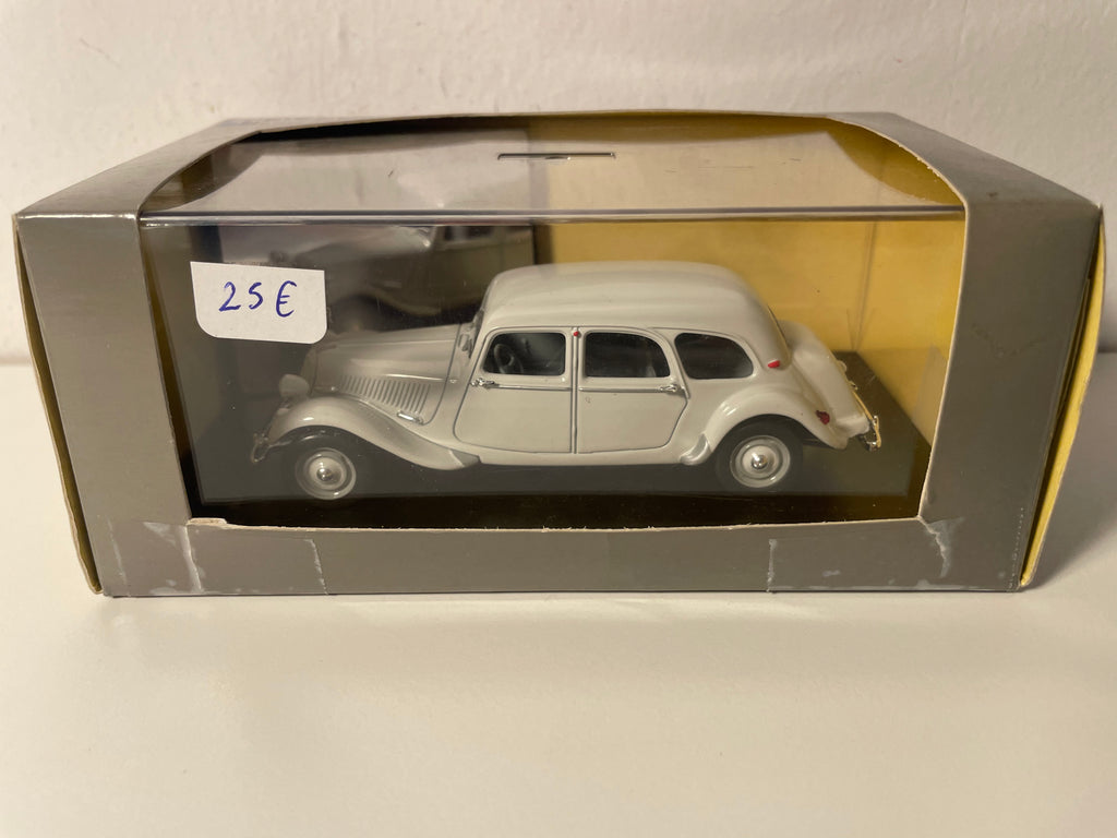 Citroën Traction - Avant 11 Familiale grise claire de 1954 (boite plexi)