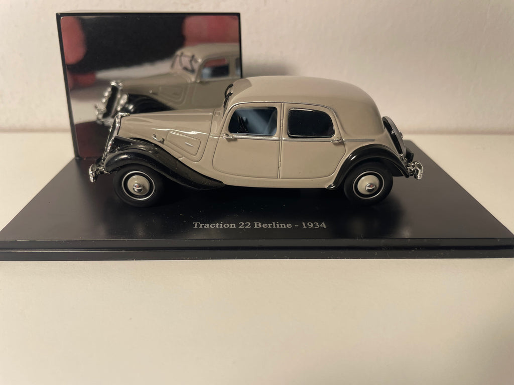 Citroën Traction 22 berline grise et noire de 1934 (boite plexi)