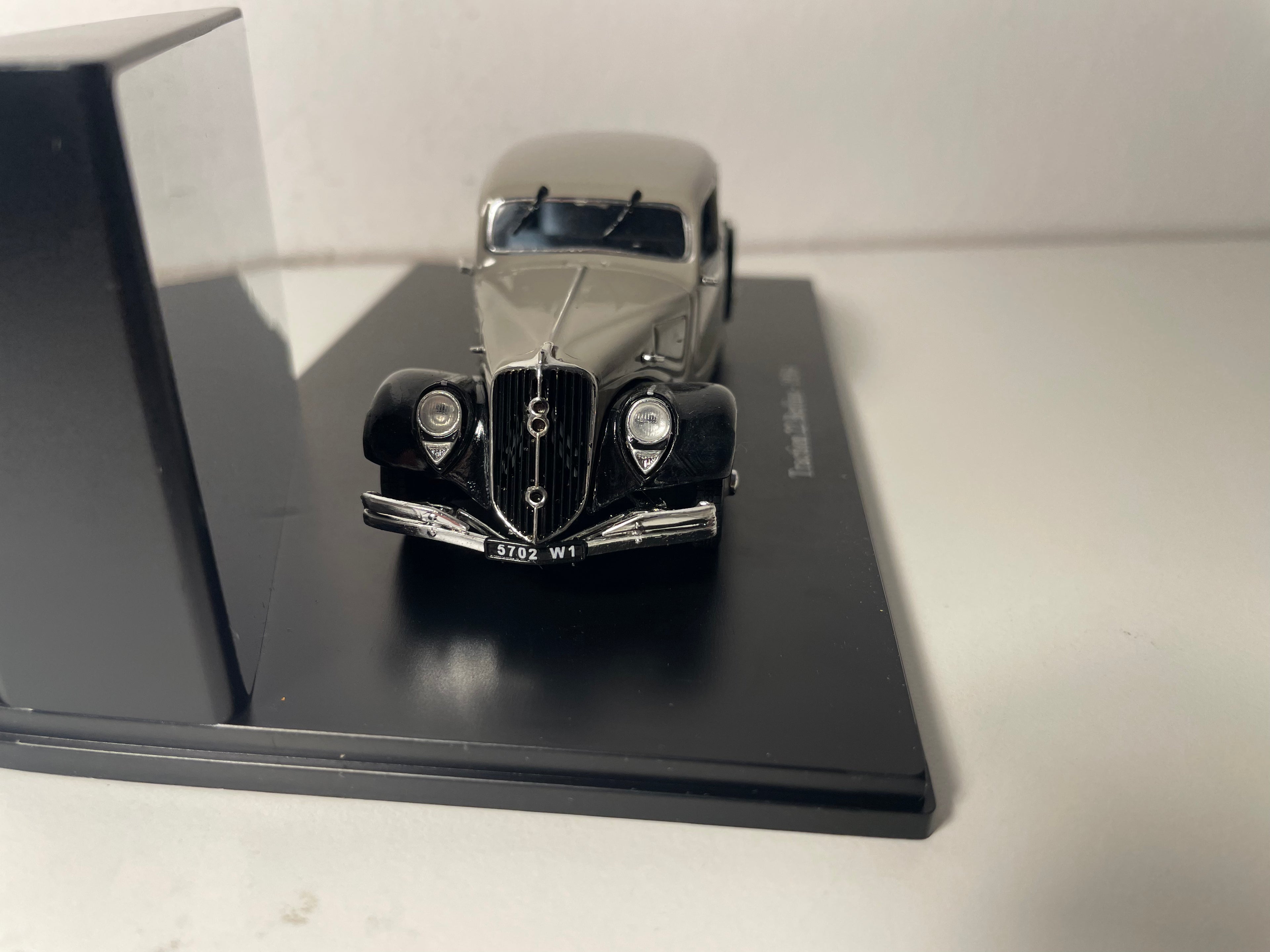 Citroën Traction 22 Berline Grijs en Zwart van 1934 (Plexi Box)