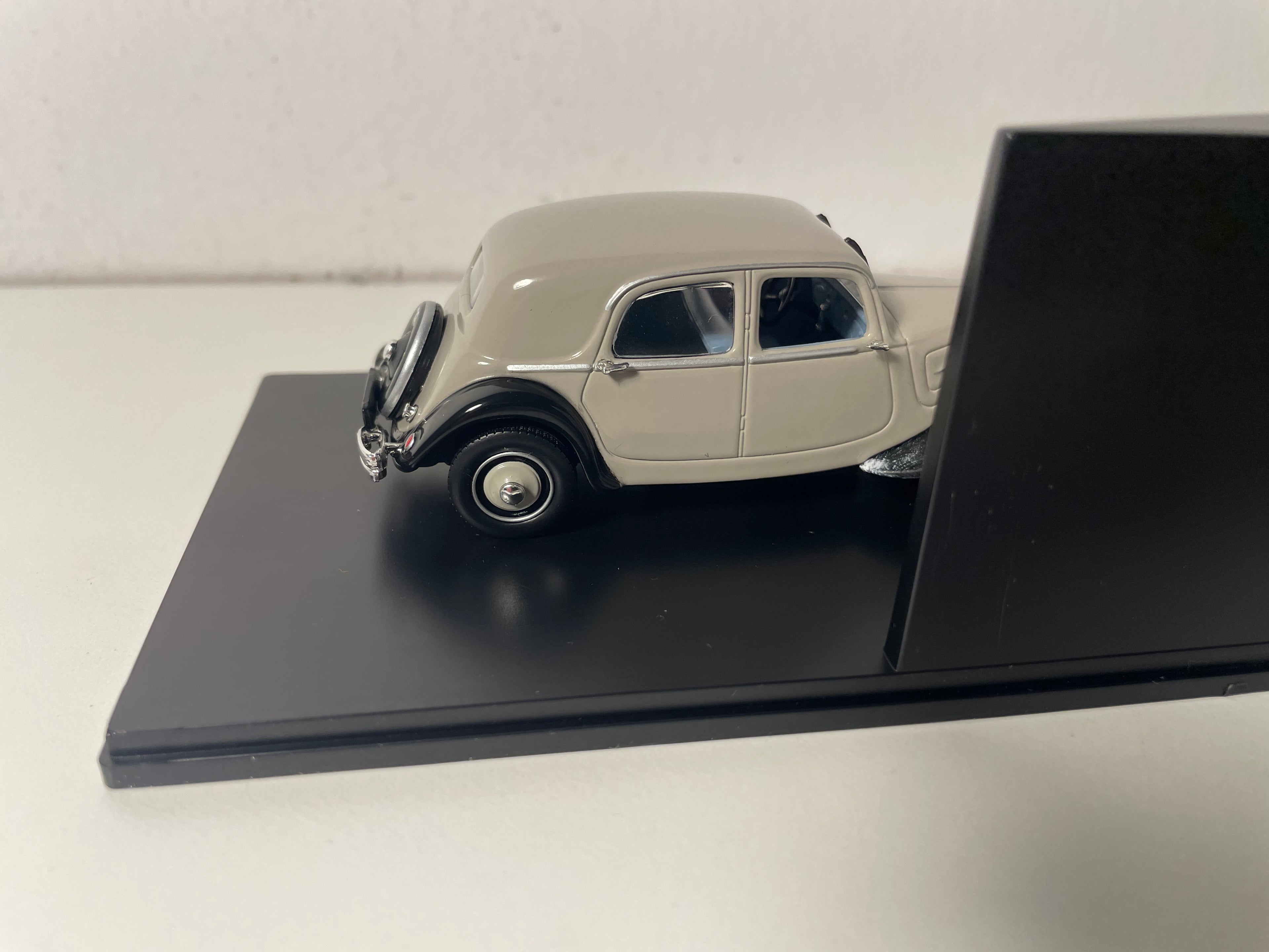 Citroën Traction 22 Berline Grijs en Zwart van 1934 (Plexi Box)